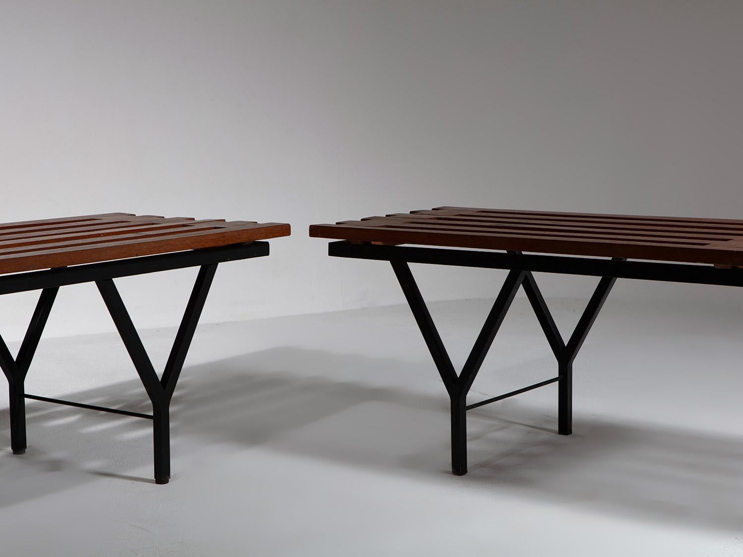 Pareja de dos bancos metálicos de madera maciza, Italia, años 60 en venta 2
