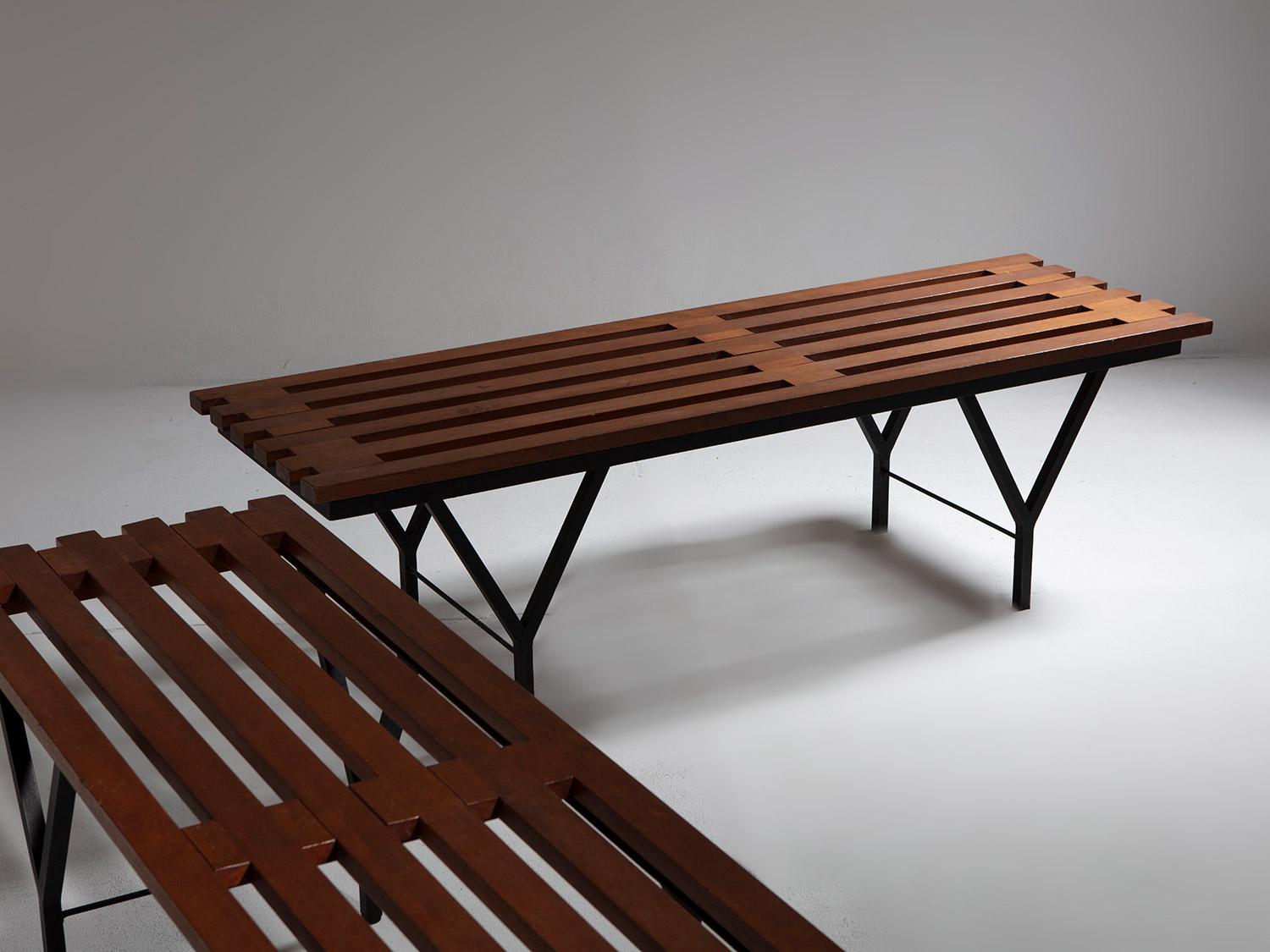 Pareja de dos bancos metálicos de madera maciza, Italia, años 60 en venta 3