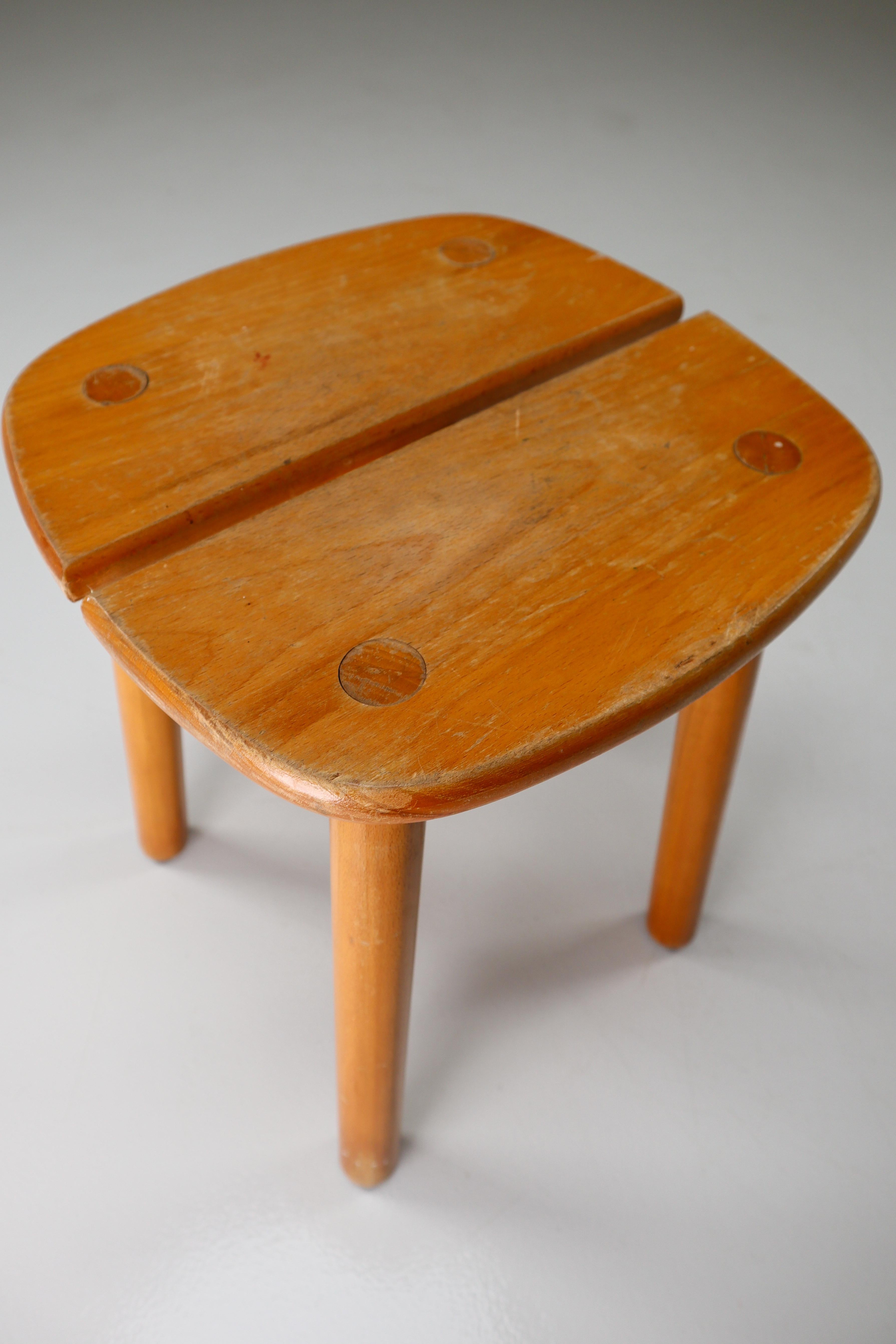 Pair of two stools 'Coffee bean' drawn by Pierre Gautier-Delaye in the 1960s for the Vergneres Editor. Made of pine, it is composed of 4 cylindrical feet and a base in the form of a coffee bean. The assembly is assembled according to the