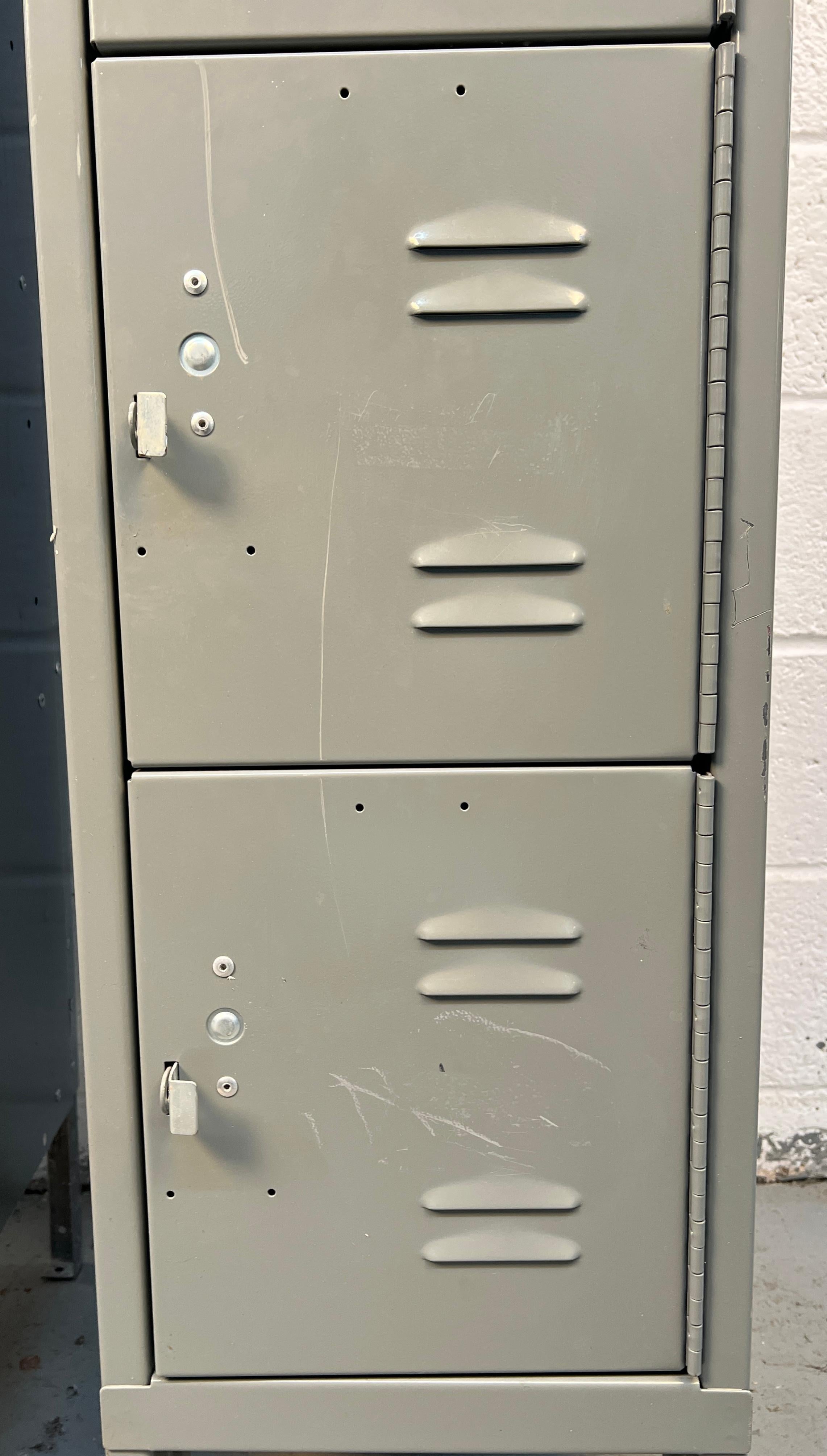 Paire de deux grands casiers industriels en vente 4