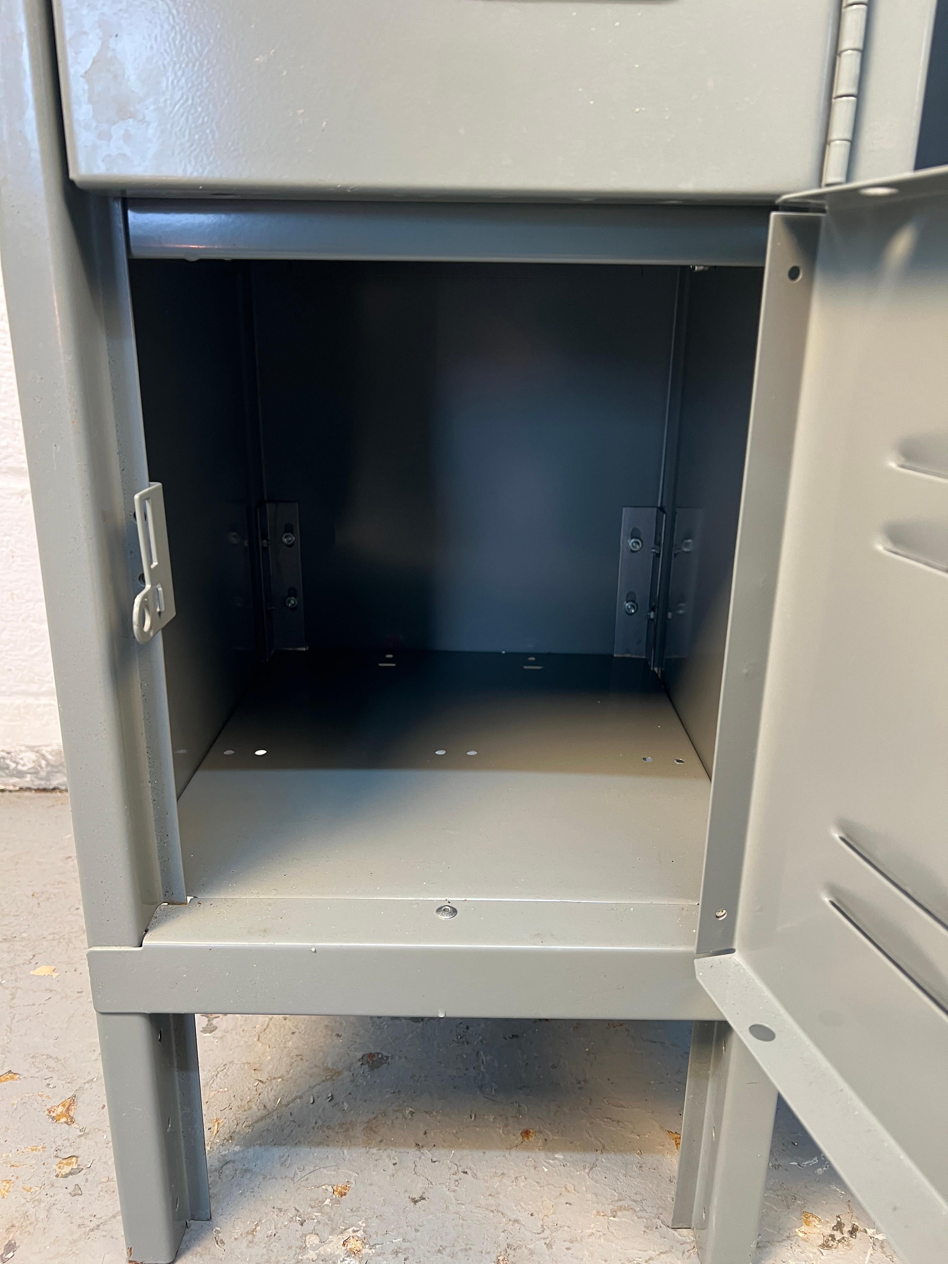 Paire de deux grands casiers industriels en vente 5