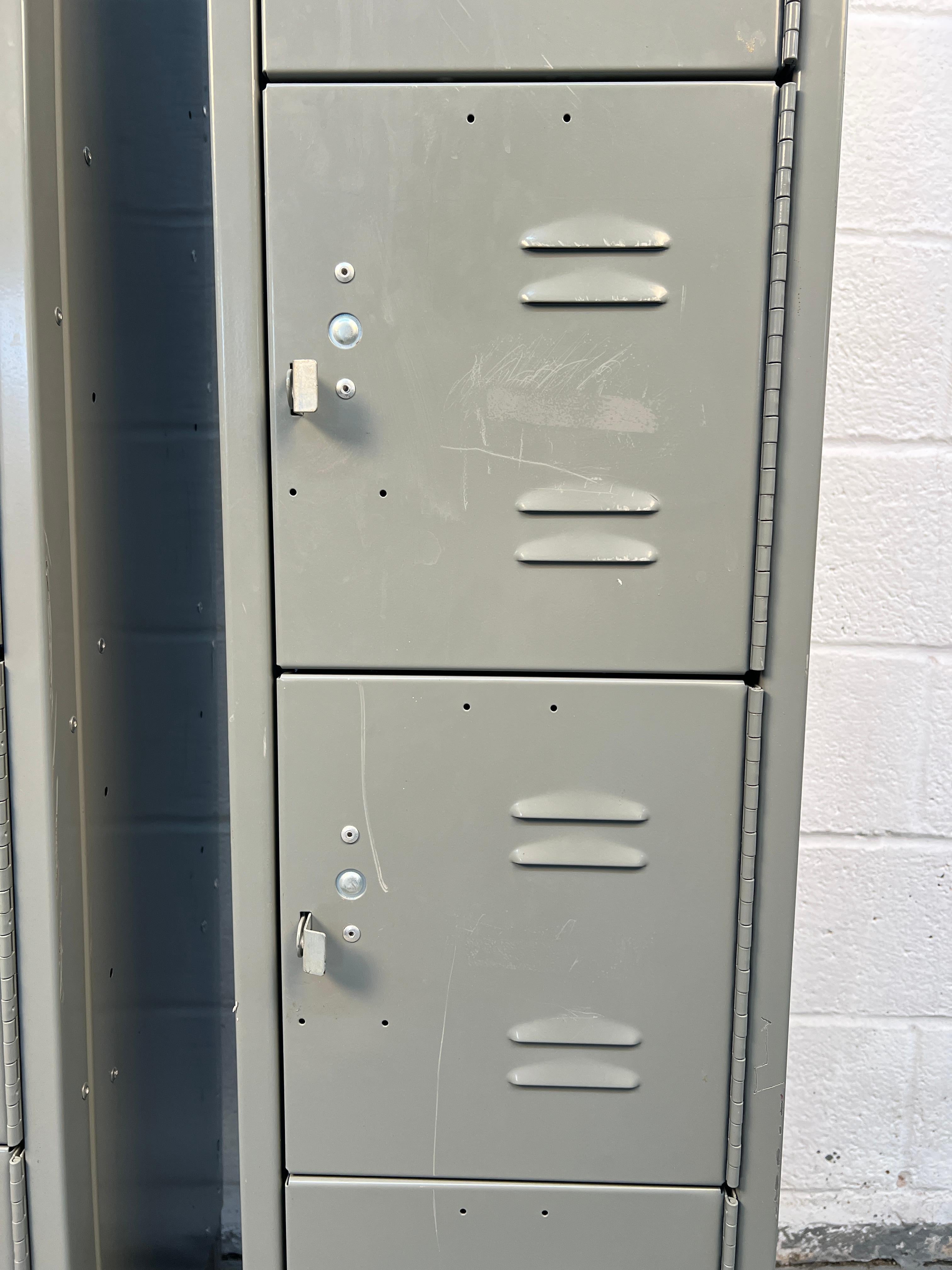 Paire de deux grands casiers industriels en vente 6