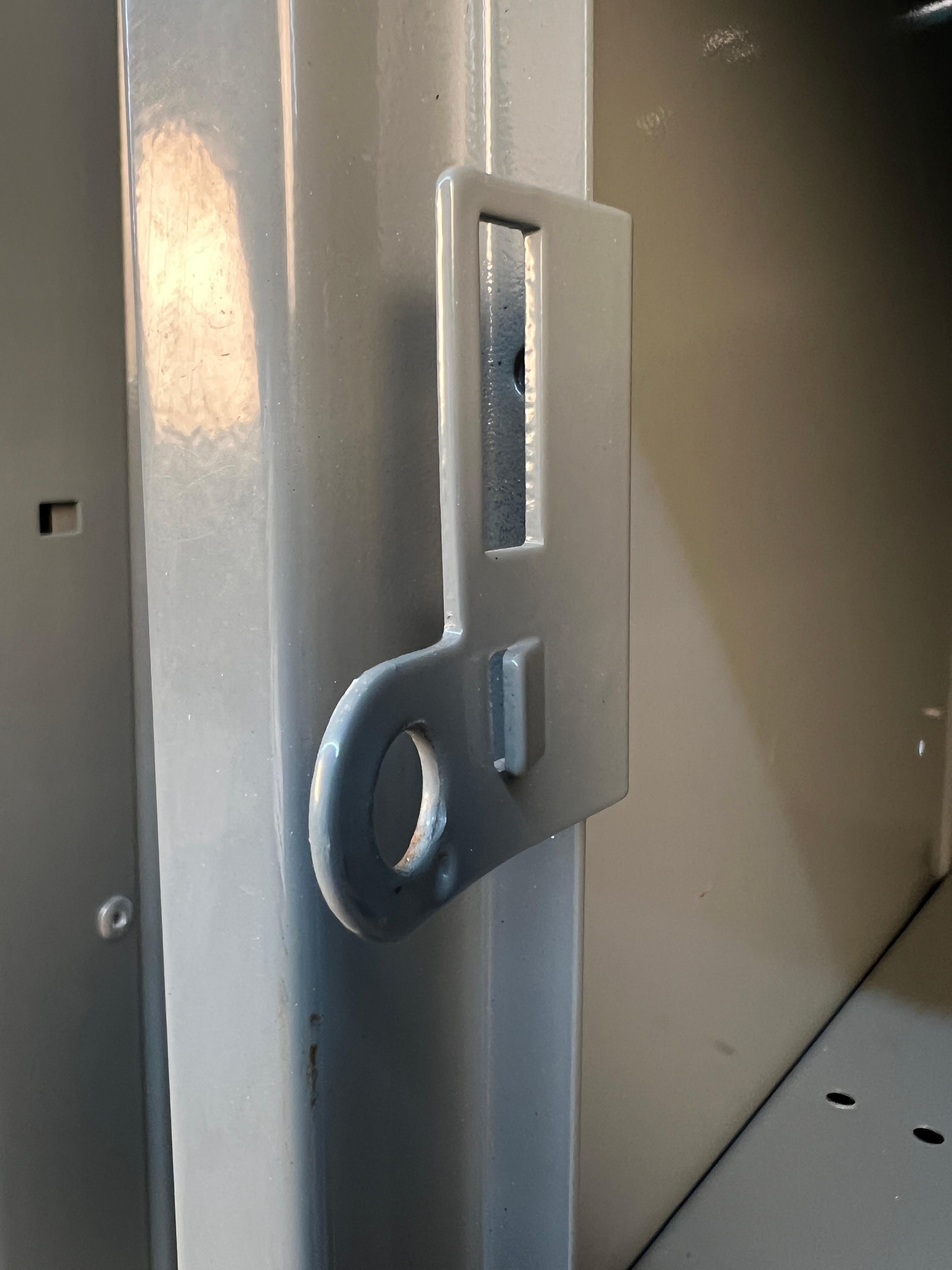 Paire de deux grands casiers industriels en vente 7