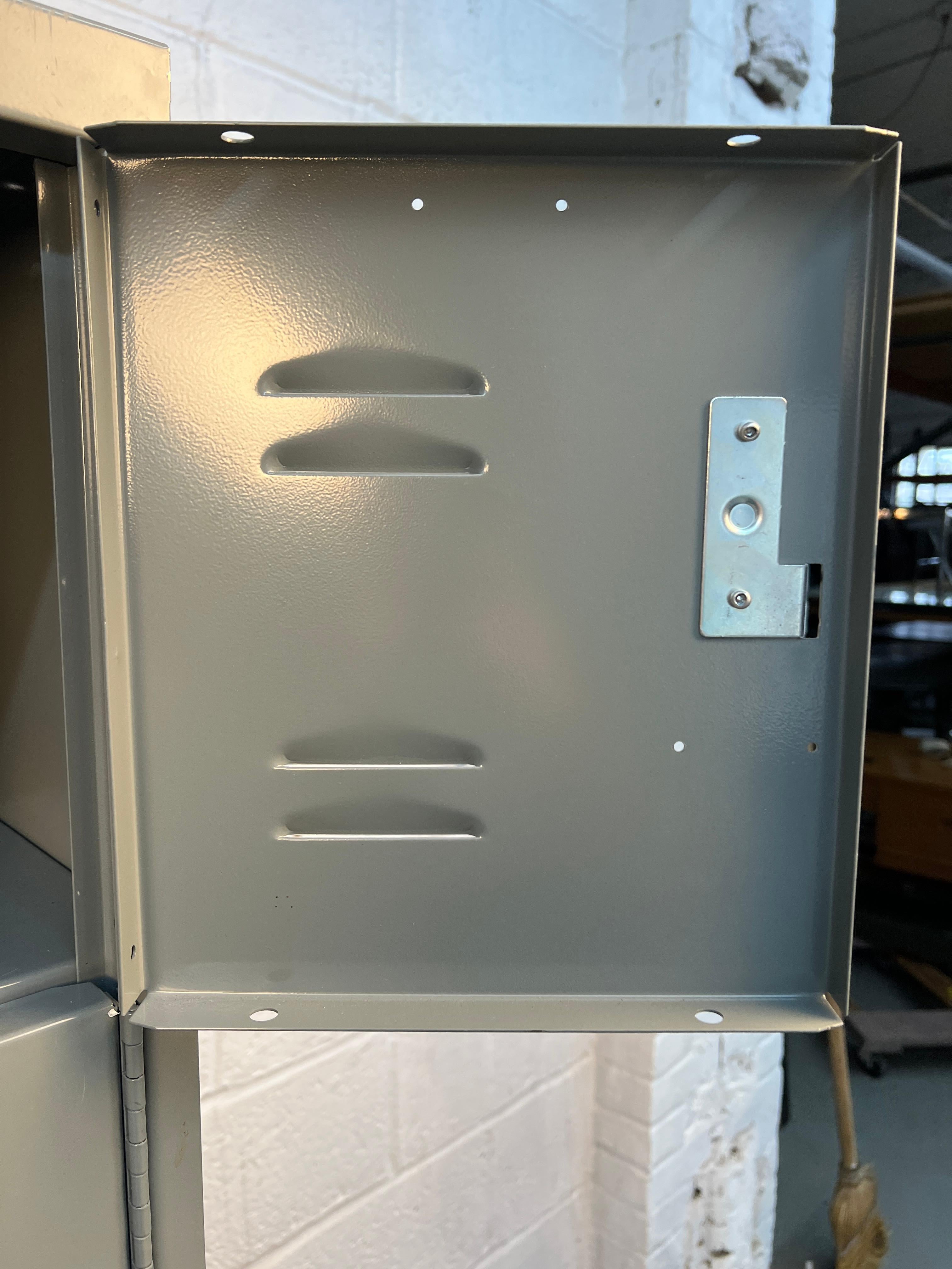 Paire de deux grands casiers industriels en vente 8