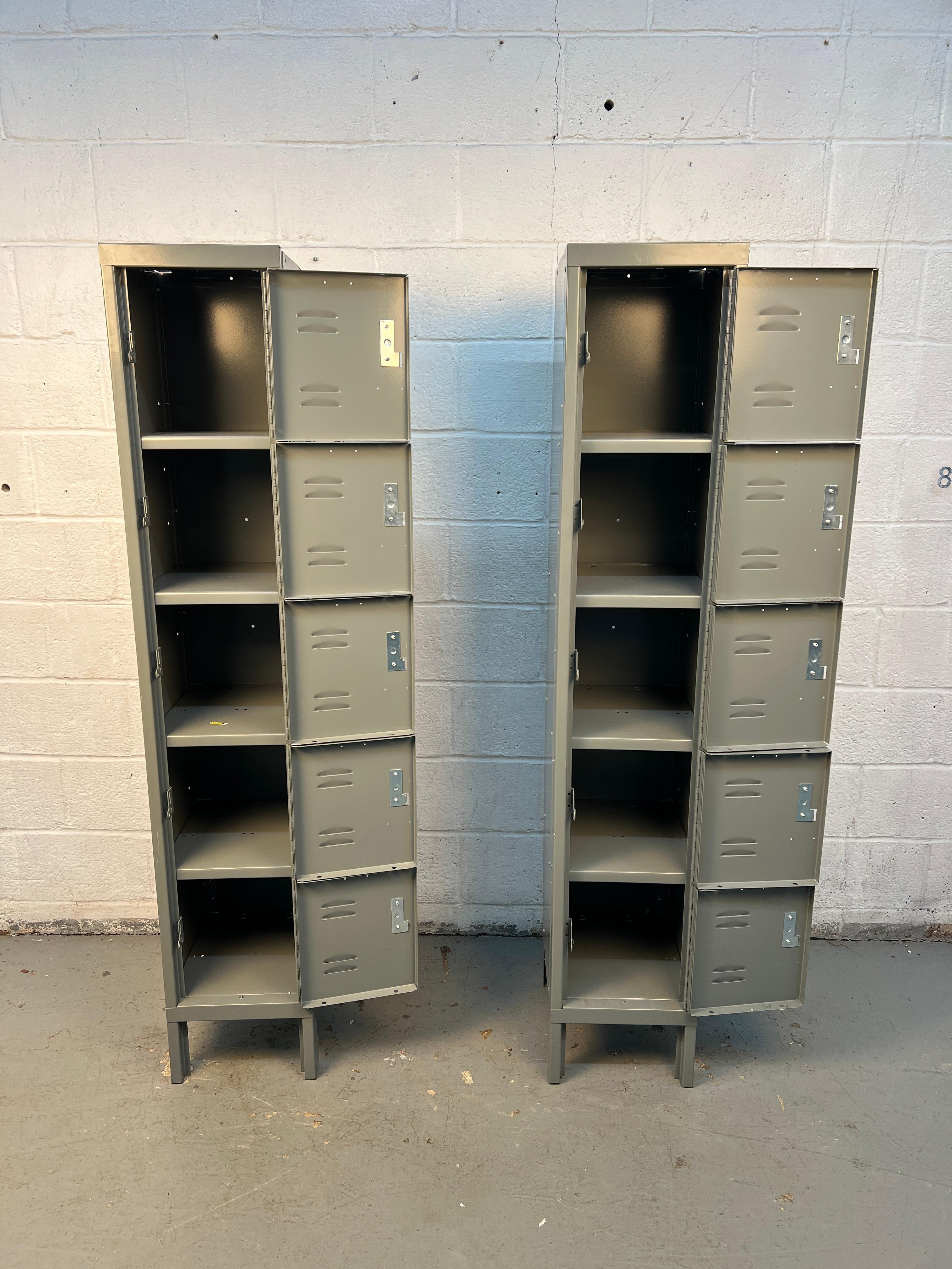 Industriel Paire de deux grands casiers industriels en vente