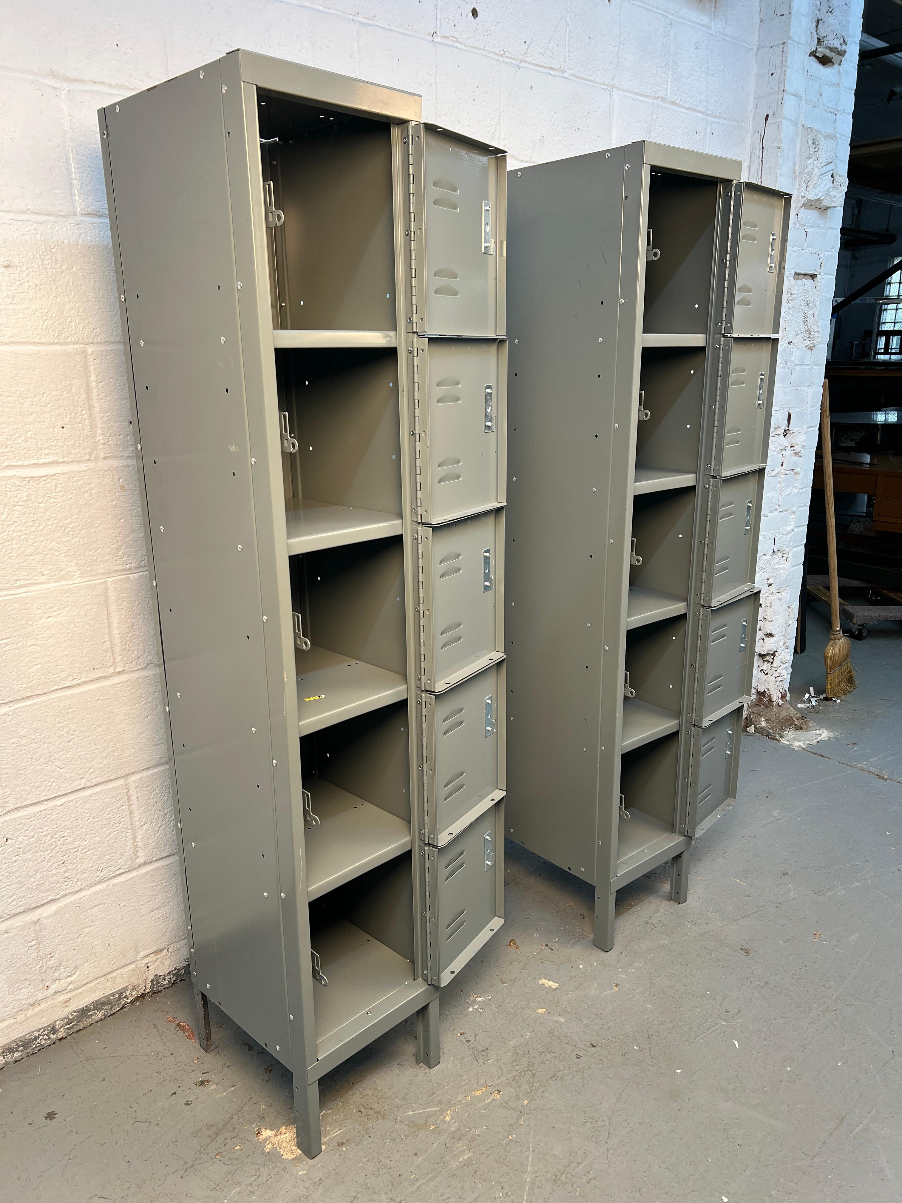 20ième siècle Paire de deux grands casiers industriels en vente