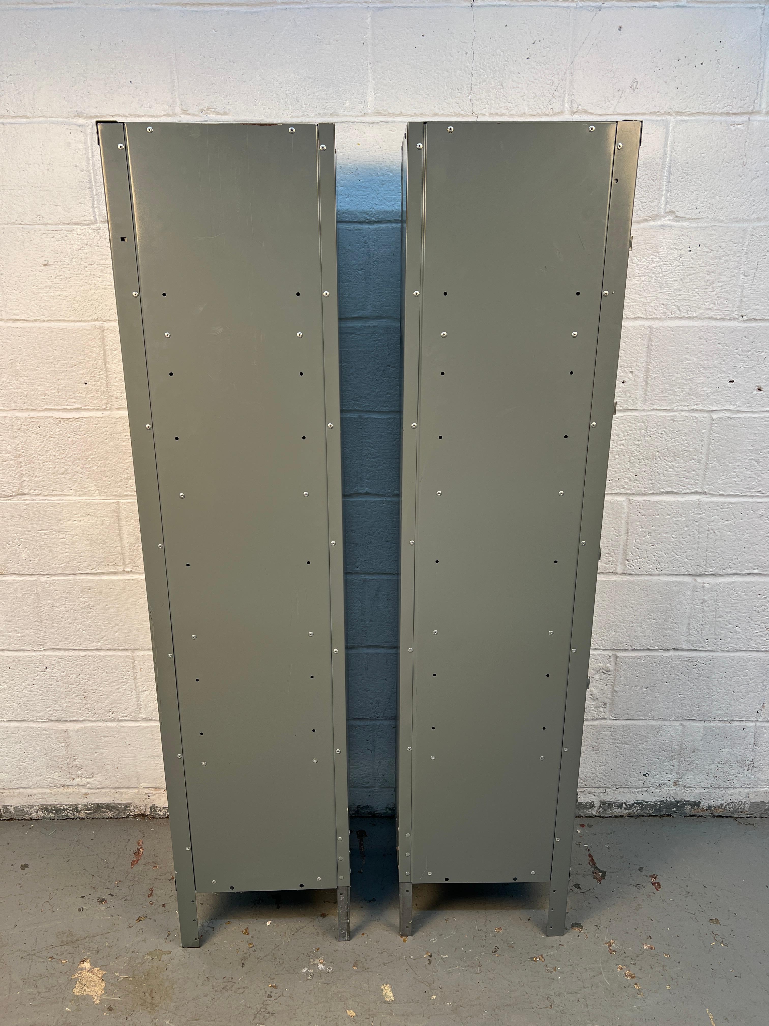 Métal Paire de deux grands casiers industriels en vente