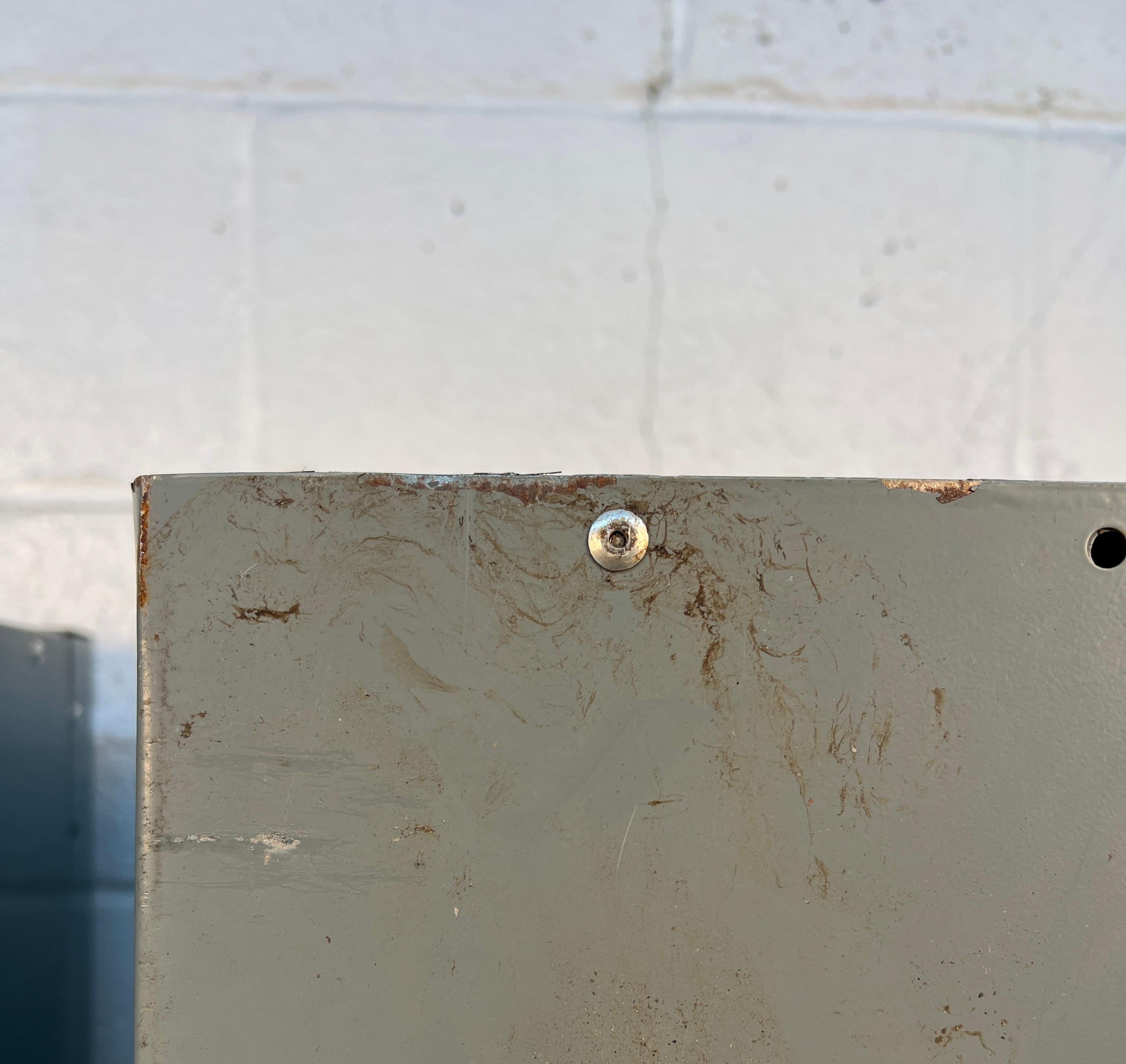 Paire de deux grands casiers industriels en vente 1