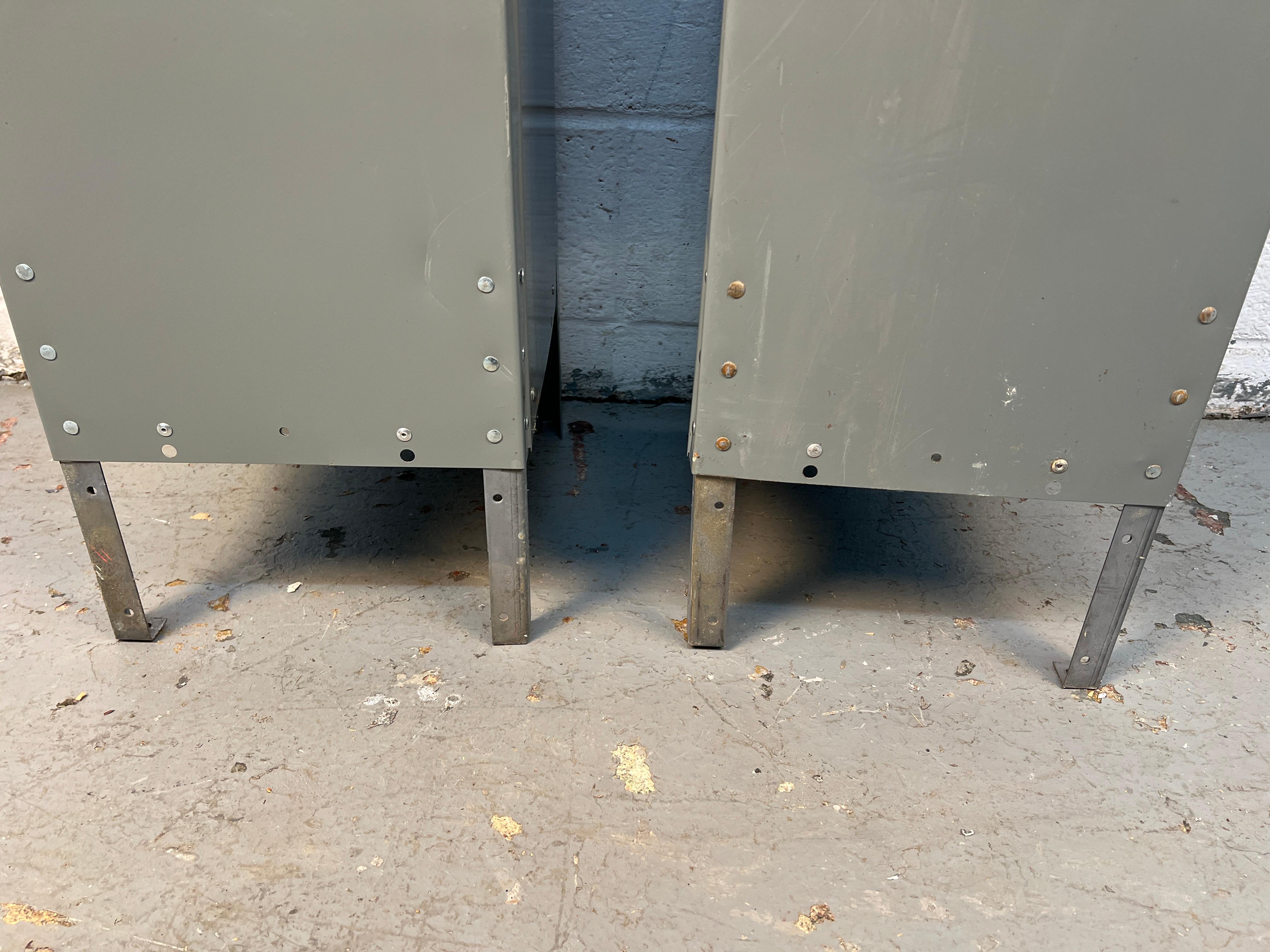 Paire de deux grands casiers industriels en vente 2