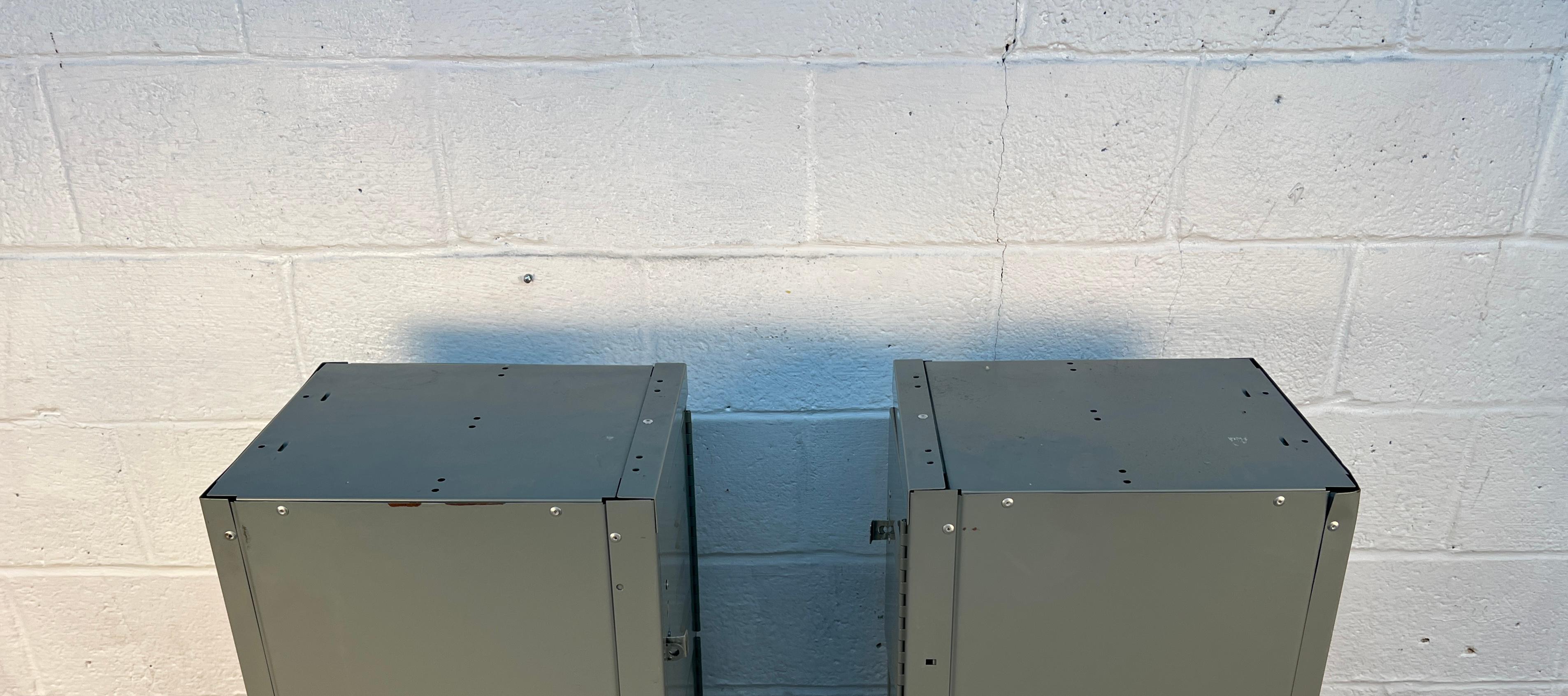 Paire de deux grands casiers industriels en vente 3