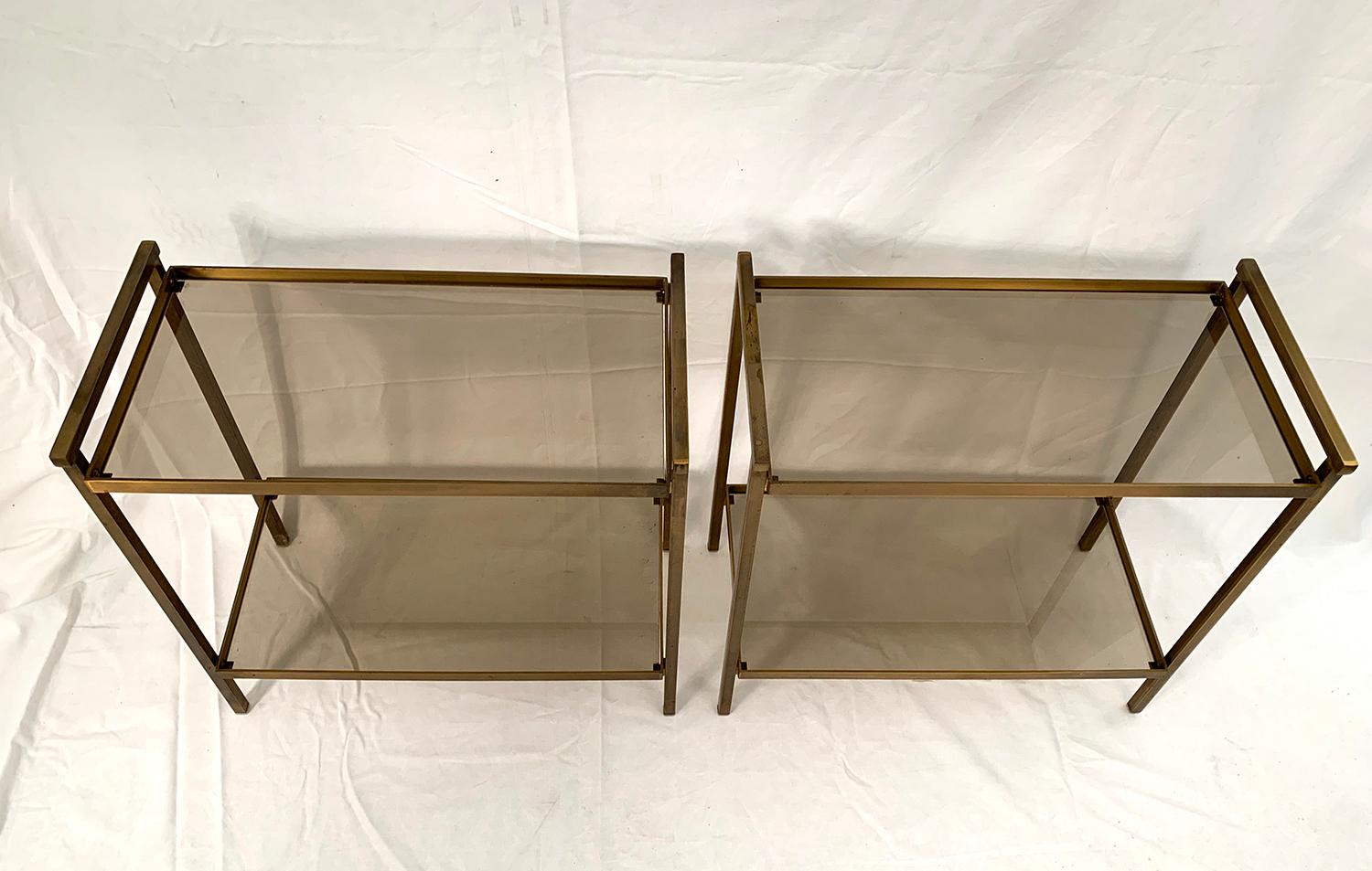 Very nice pair of rectangular brass end tables with two levels of smoked glass top. 

Très Jolie paire de bout de canapé rectangulaire en laiton à deux niveaux de plateau en verre fumé.