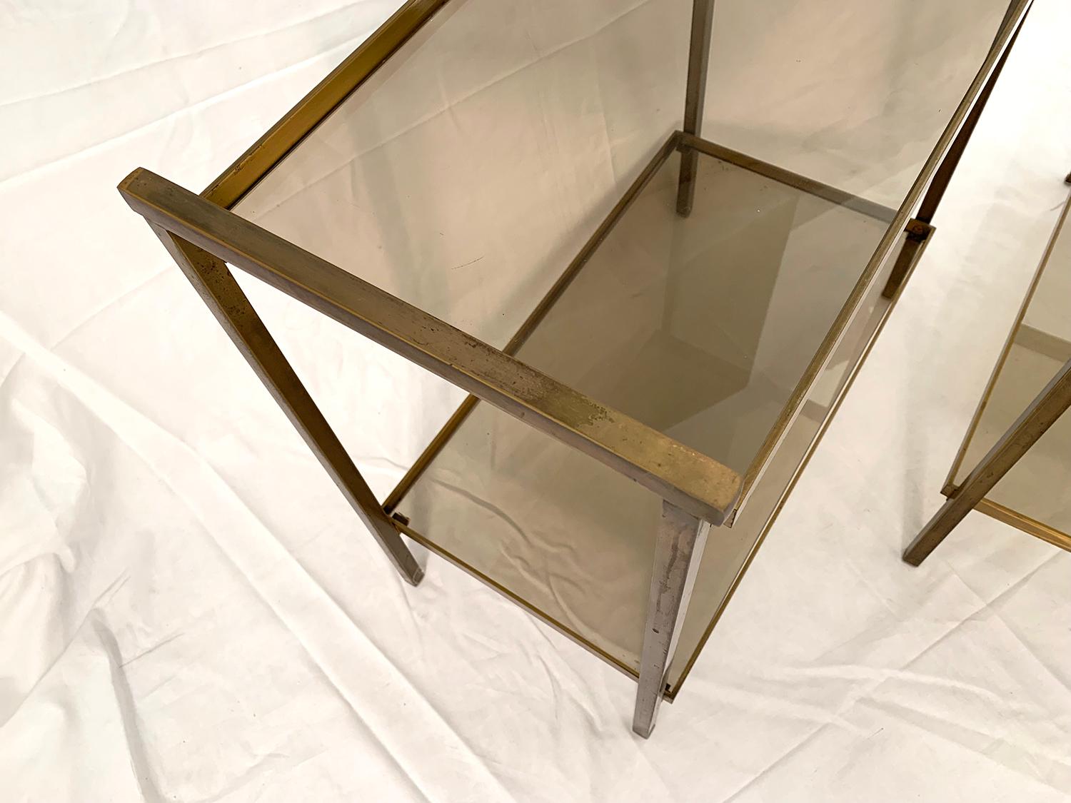 Pair of Two-Tier Rectangular Brass and Smoked Glass End Tables In Good Condition For Sale In Brussels, Brussels