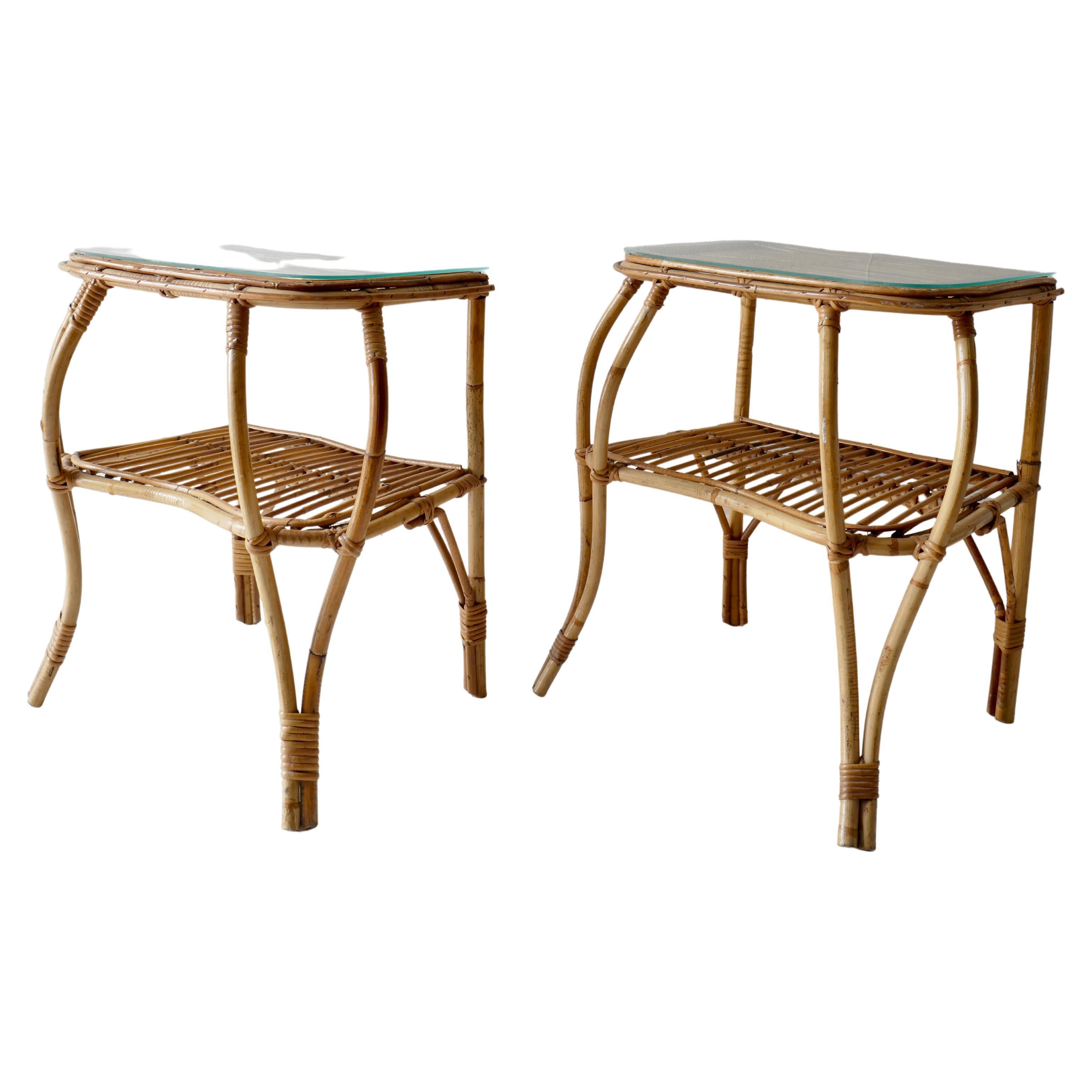 Pair of two tiered Side tables in bamboo and rattan with curved legs.
A glass top has been added to better support anything you place on it.
Sinuous shapes of legs and trays adds fullness whilst keeping its lightness .