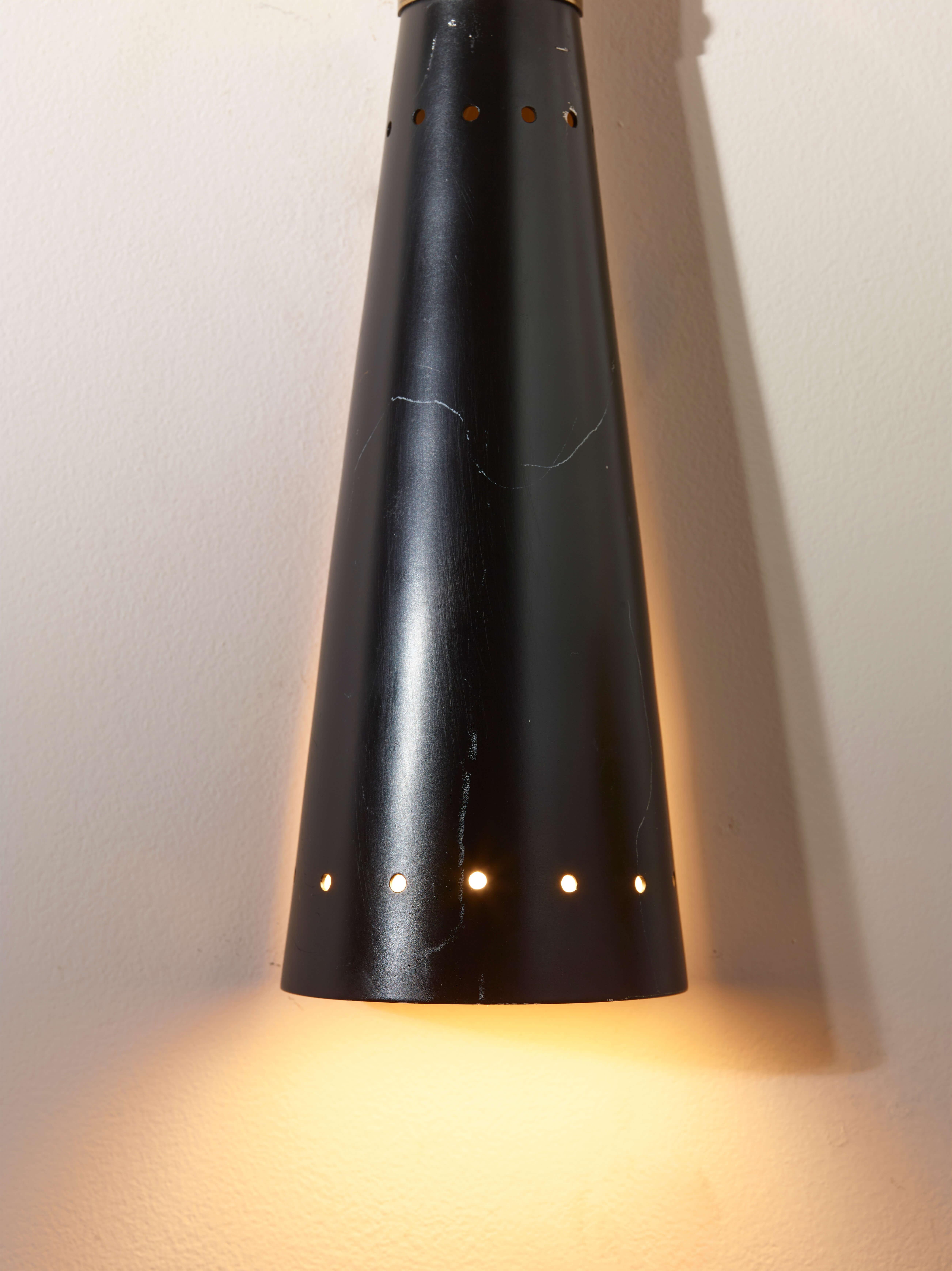Italian Pair of two-tone enamelled metal and brass wall lights by Stilnovo, Italy, 1950s For Sale