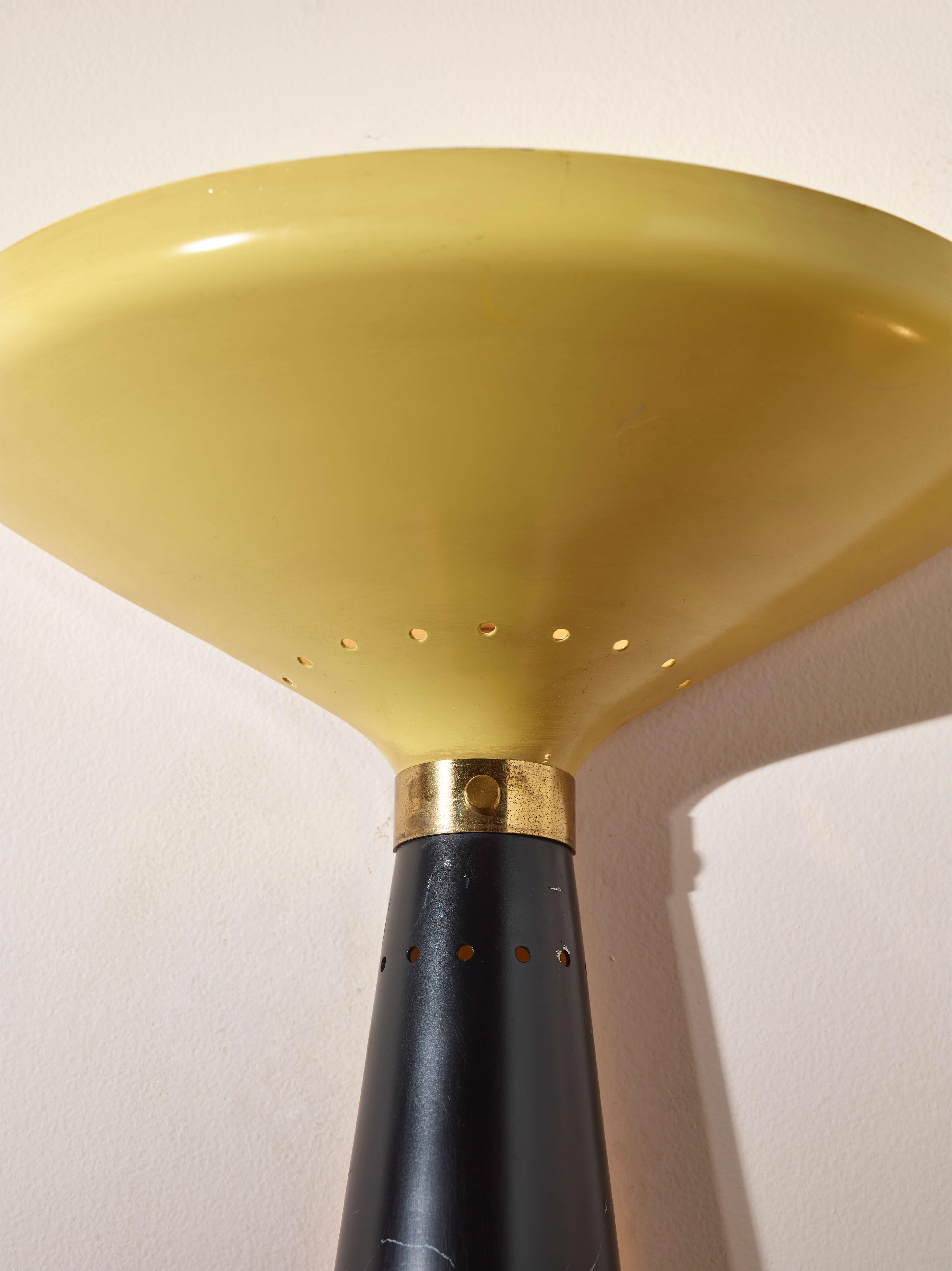 Pair of two-tone enamelled metal and brass wall lights by Stilnovo, Italy, 1950s In Good Condition For Sale In Chiavari, Liguria