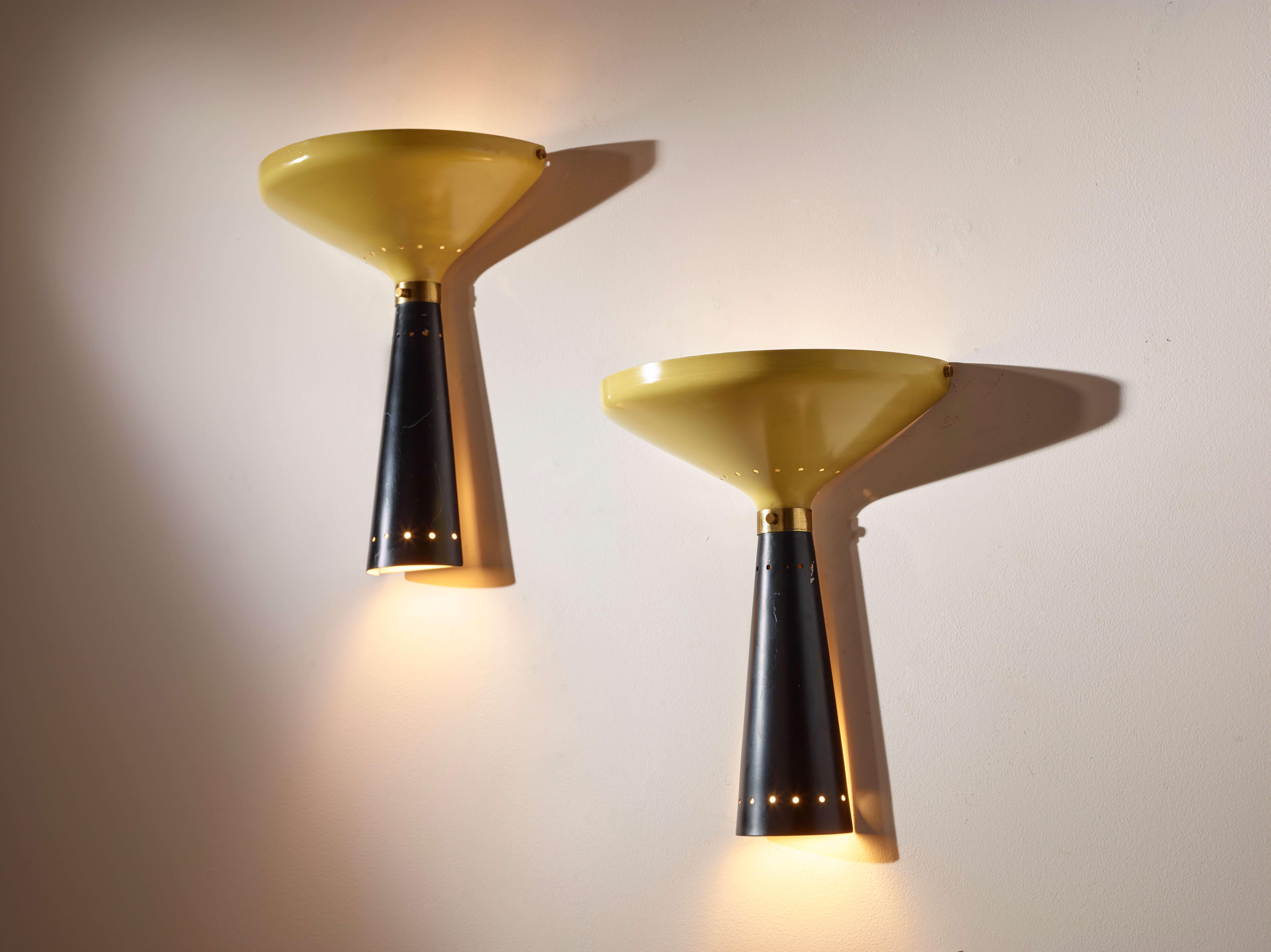 Mid-20th Century Pair of two-tone enamelled metal and brass wall lights by Stilnovo, Italy, 1950s For Sale