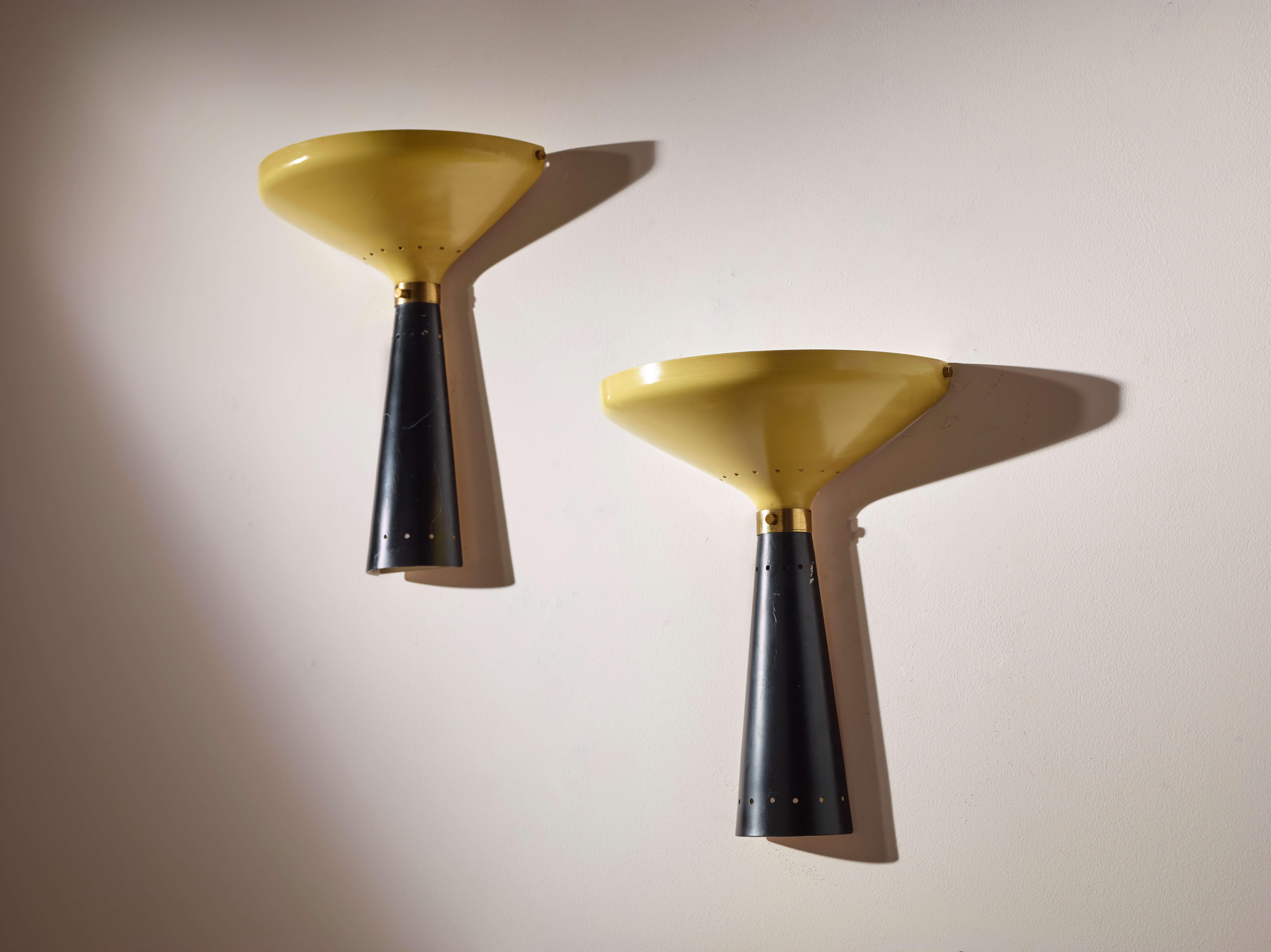 Metal Pair of two-tone enamelled metal and brass wall lights by Stilnovo, Italy, 1950s For Sale