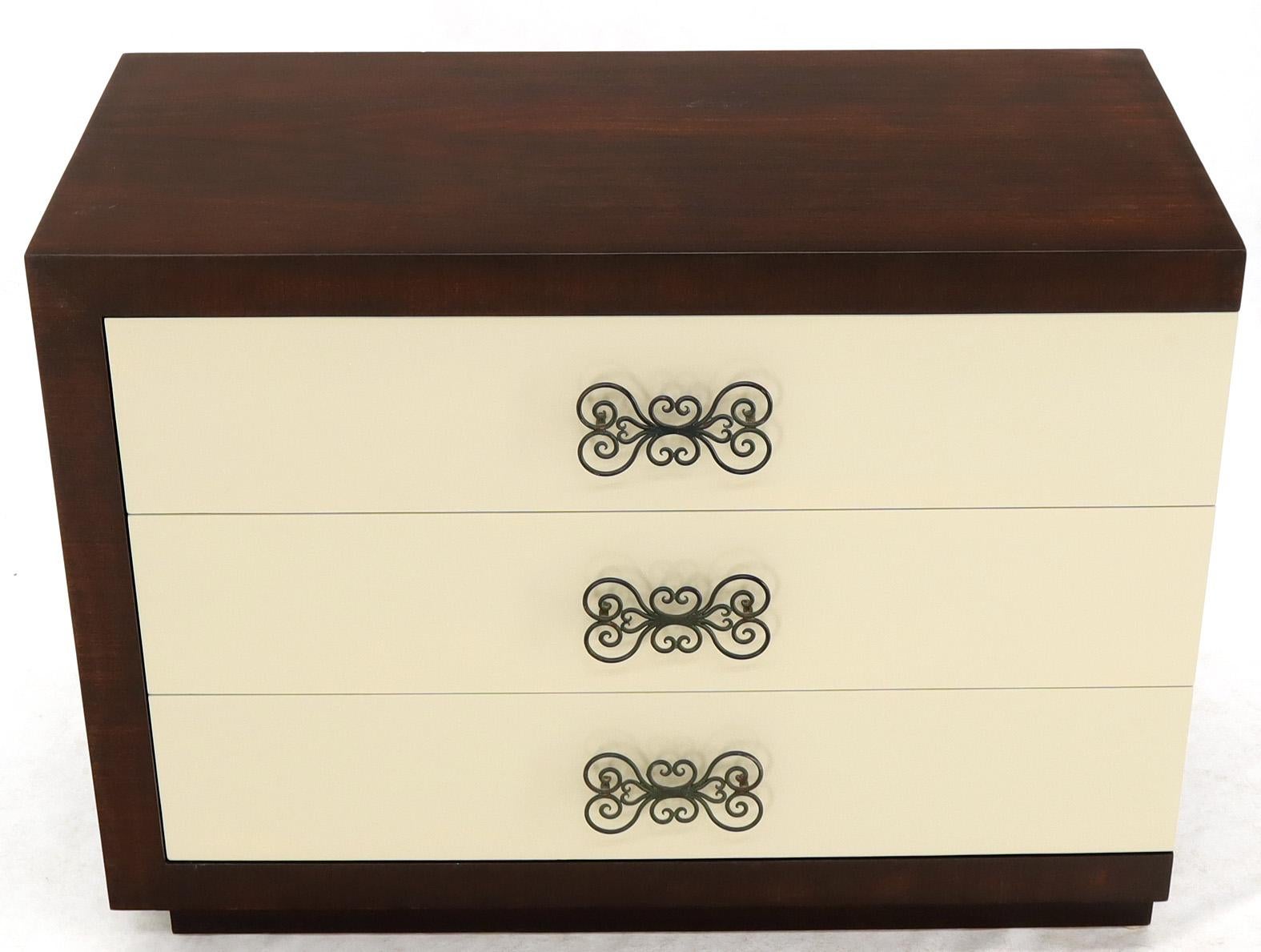 Zweifarbige Mid-Century Modern Art Deco Bachelor Chests Kleiderschränke, Paar  (20. Jahrhundert) im Angebot