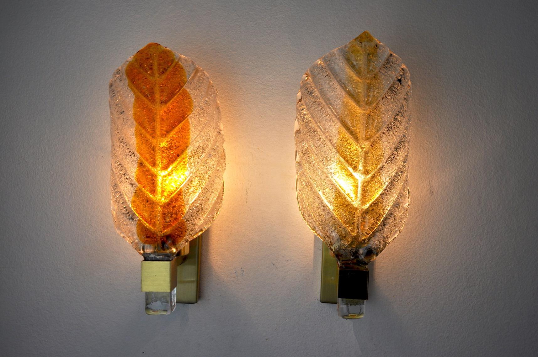 Pair of Two-Tone Murano Leaf Sconces Italy 1970 In Good Condition For Sale In BARCELONA, ES
