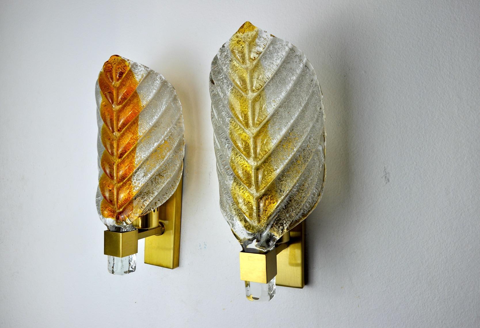 Hollywood Regency Pair of Two-Tone Murano Leaf Sconces Italy 1970 For Sale