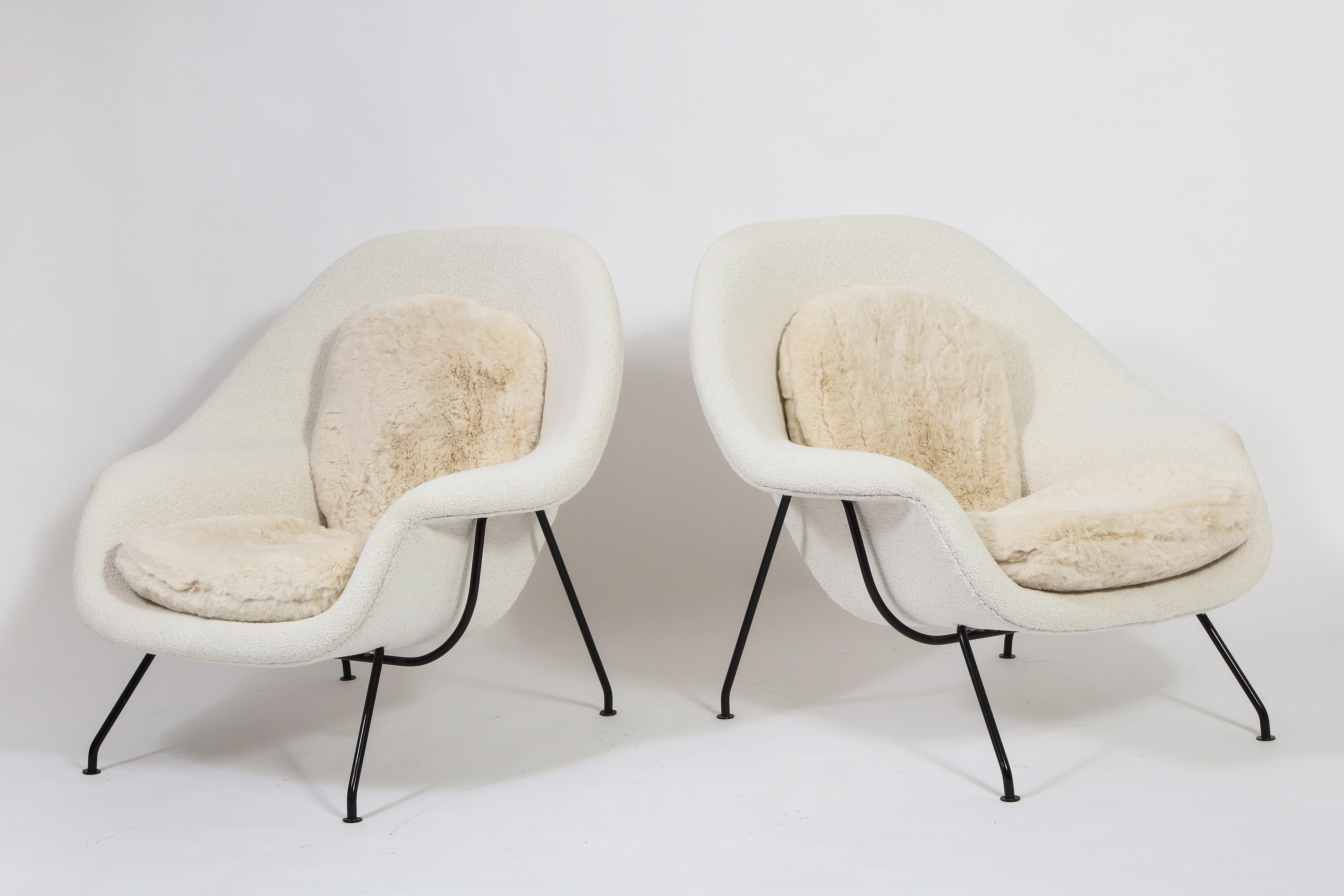 Eero Saarinen for Knoll Pair of Two-Tone Womb Chairs with Ottomans, USA 1955 For Sale 3