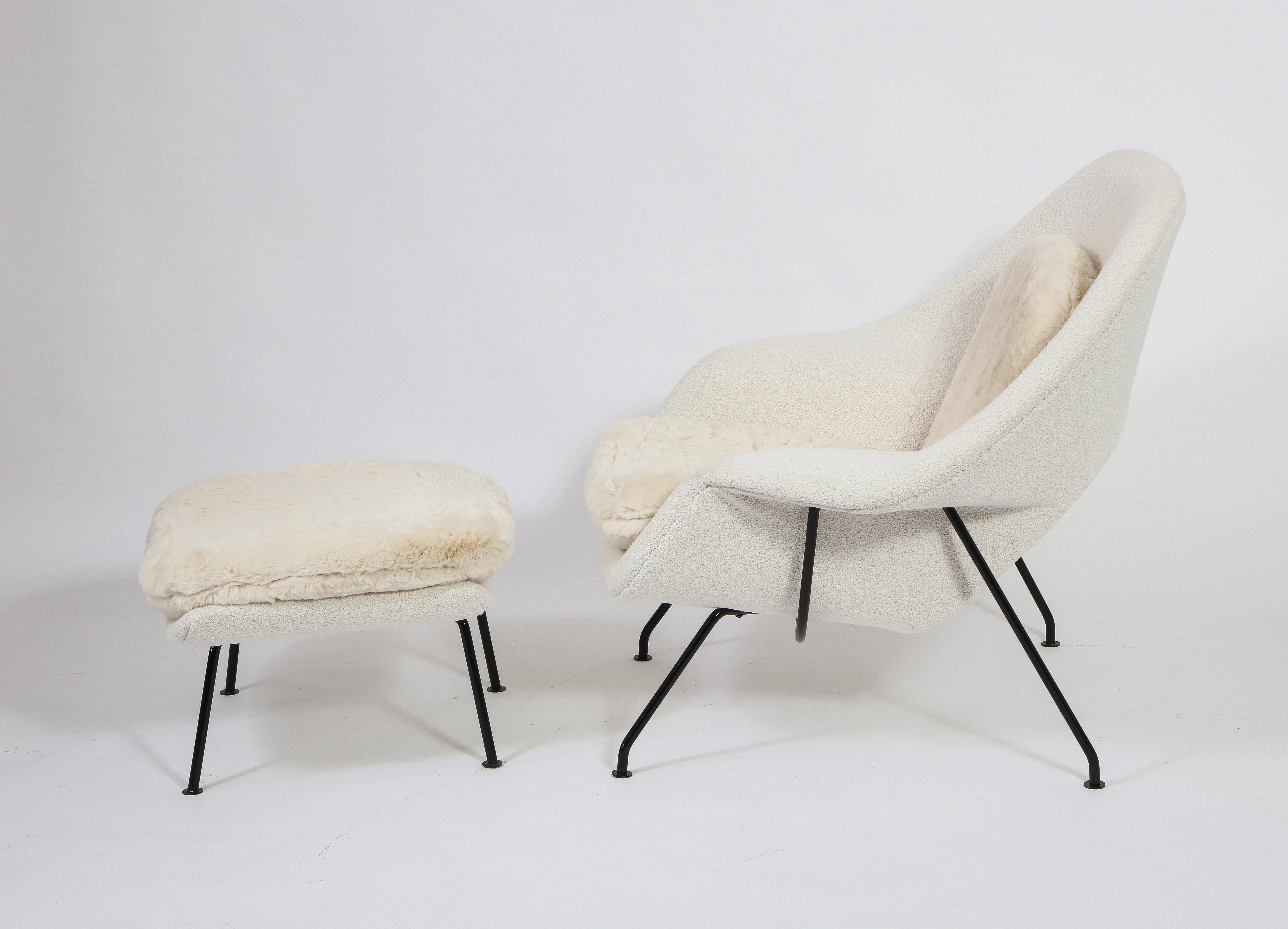 American Eero Saarinen for Knoll Pair of Two-Tone Womb Chairs with Ottomans, USA 1955 For Sale