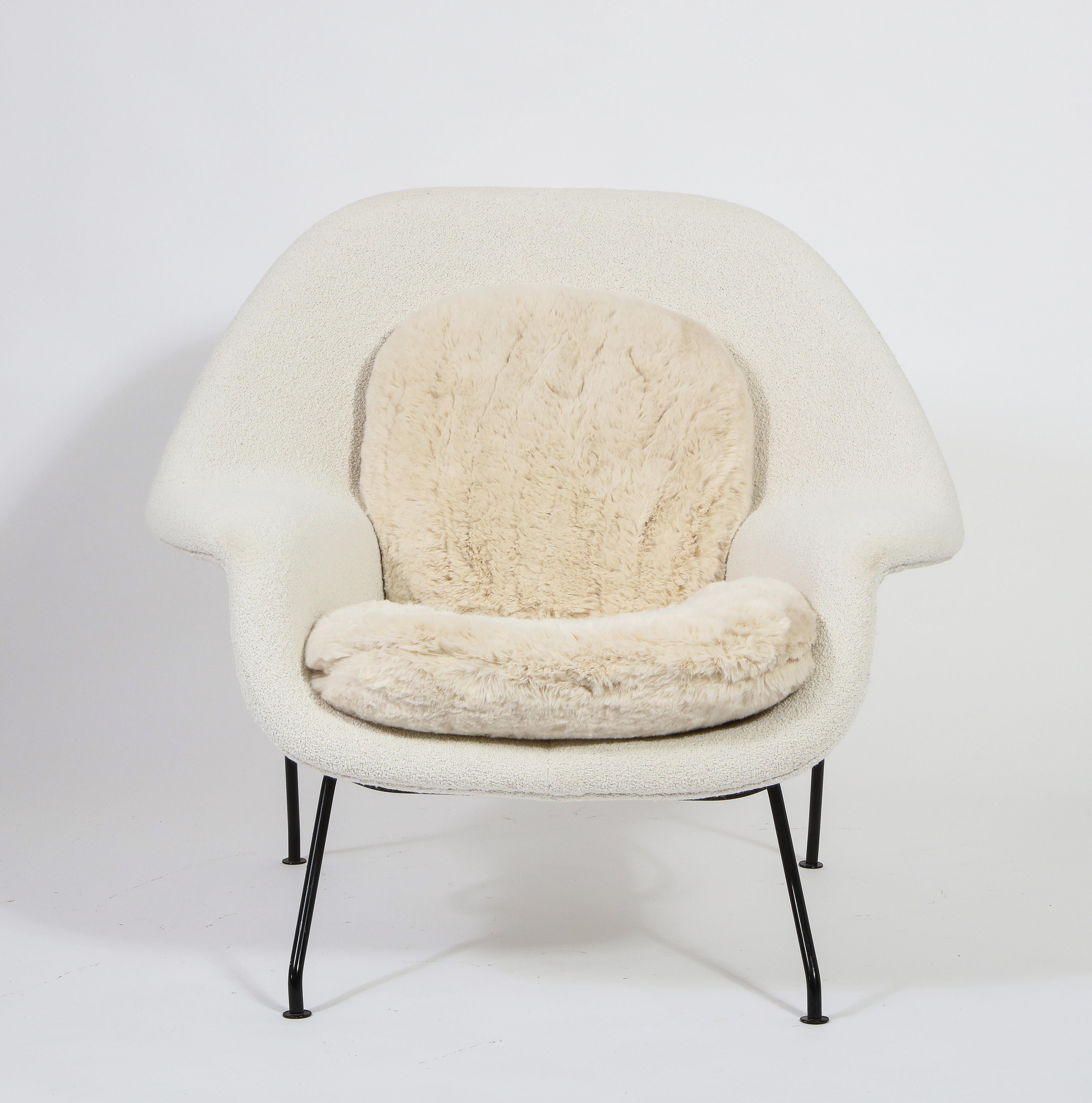 Eero Saarinen for Knoll Pair of Two-Tone Womb Chairs with Ottomans, USA 1955 In Excellent Condition For Sale In New York, NY
