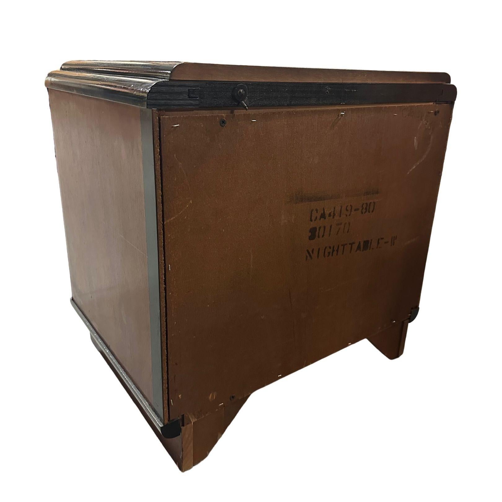 Paire de tables d'appoint à deux tons en cerisier moderne du milieu du siècle avec bords en cascade en vente 4