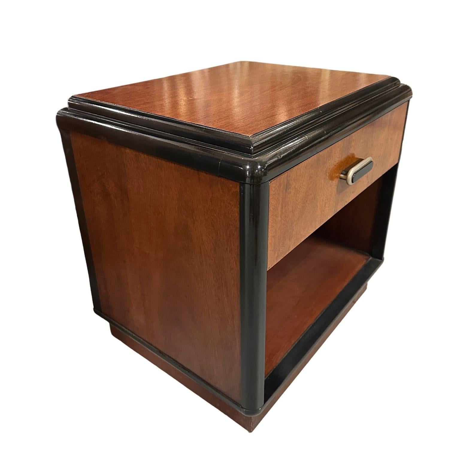 Paire de tables d'appoint à deux tons en cerisier moderne du milieu du siècle avec bords en cascade en vente 5