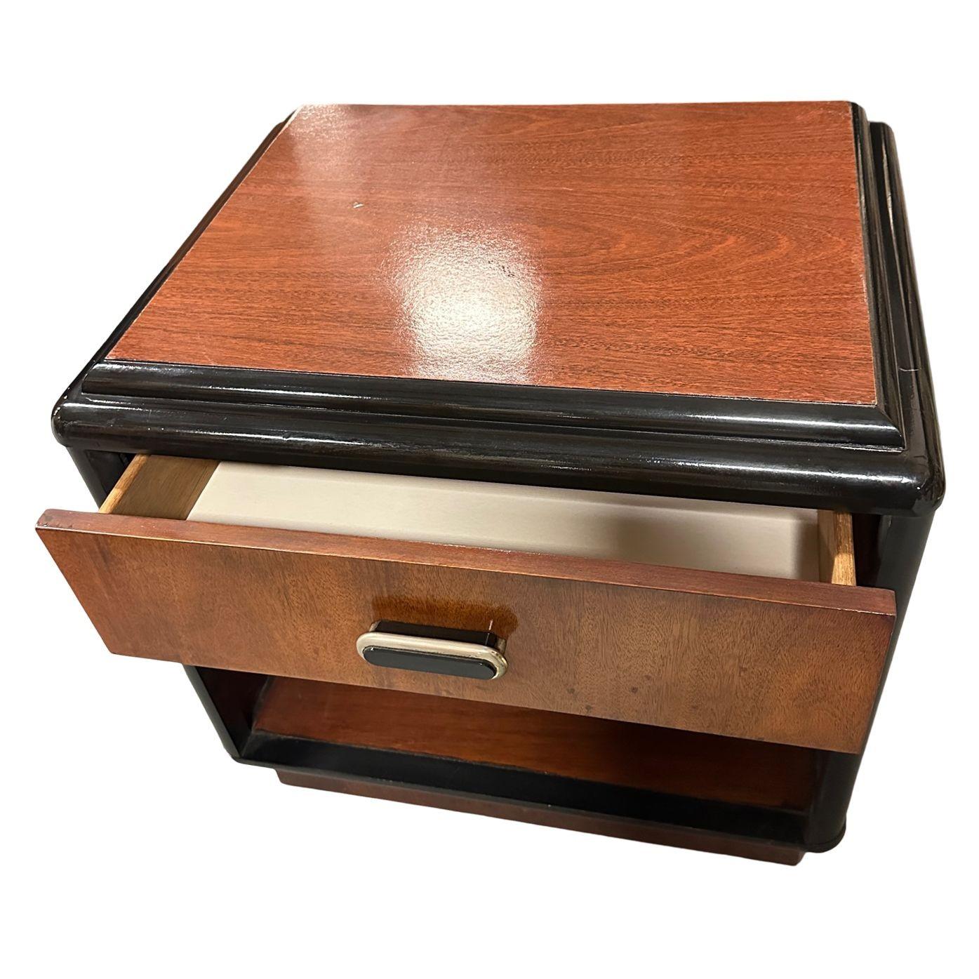 Paire de tables d'appoint à deux tons en cerisier moderne du milieu du siècle avec bords en cascade en vente 6