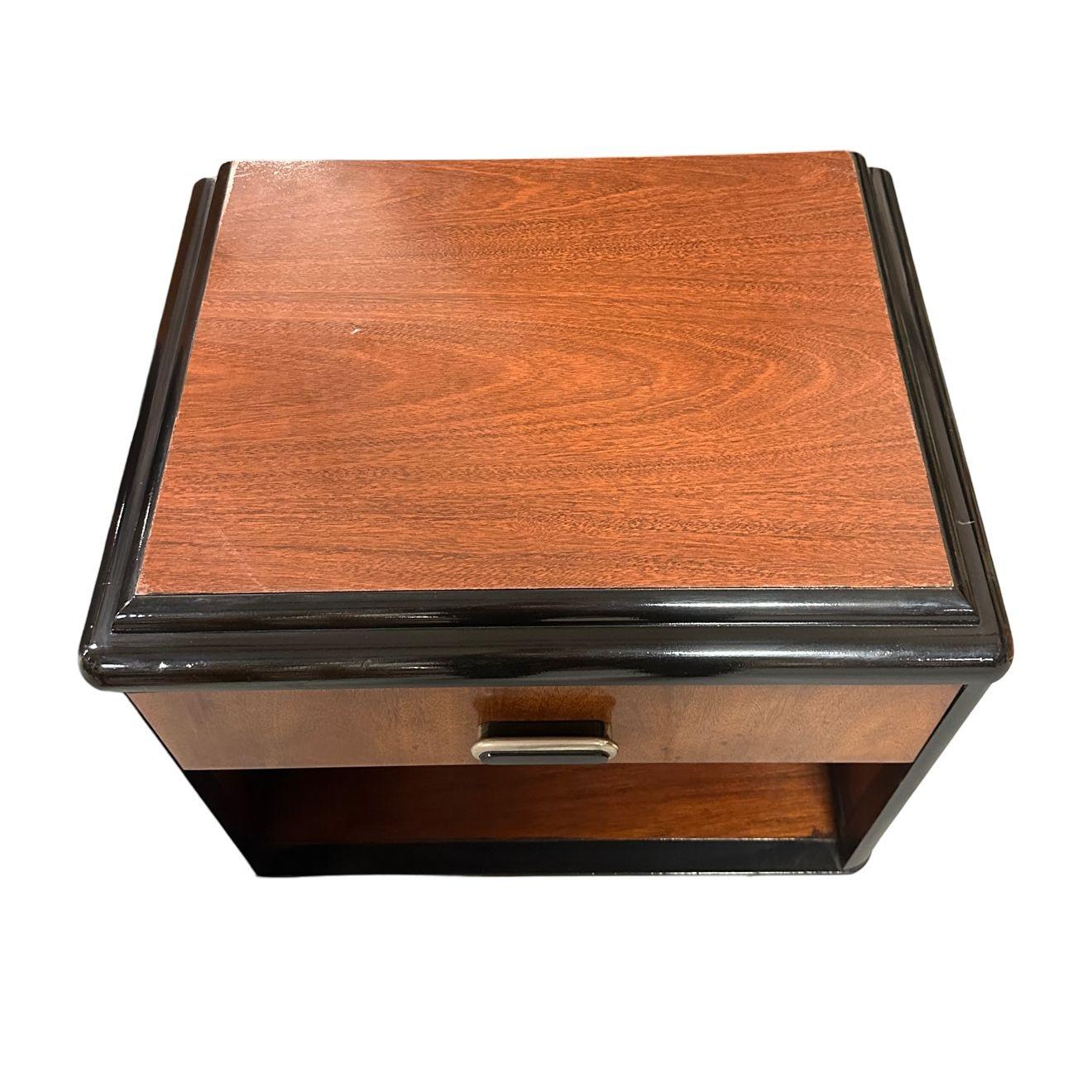Paire de tables d'appoint à deux tons en cerisier moderne du milieu du siècle avec bords en cascade en vente 7