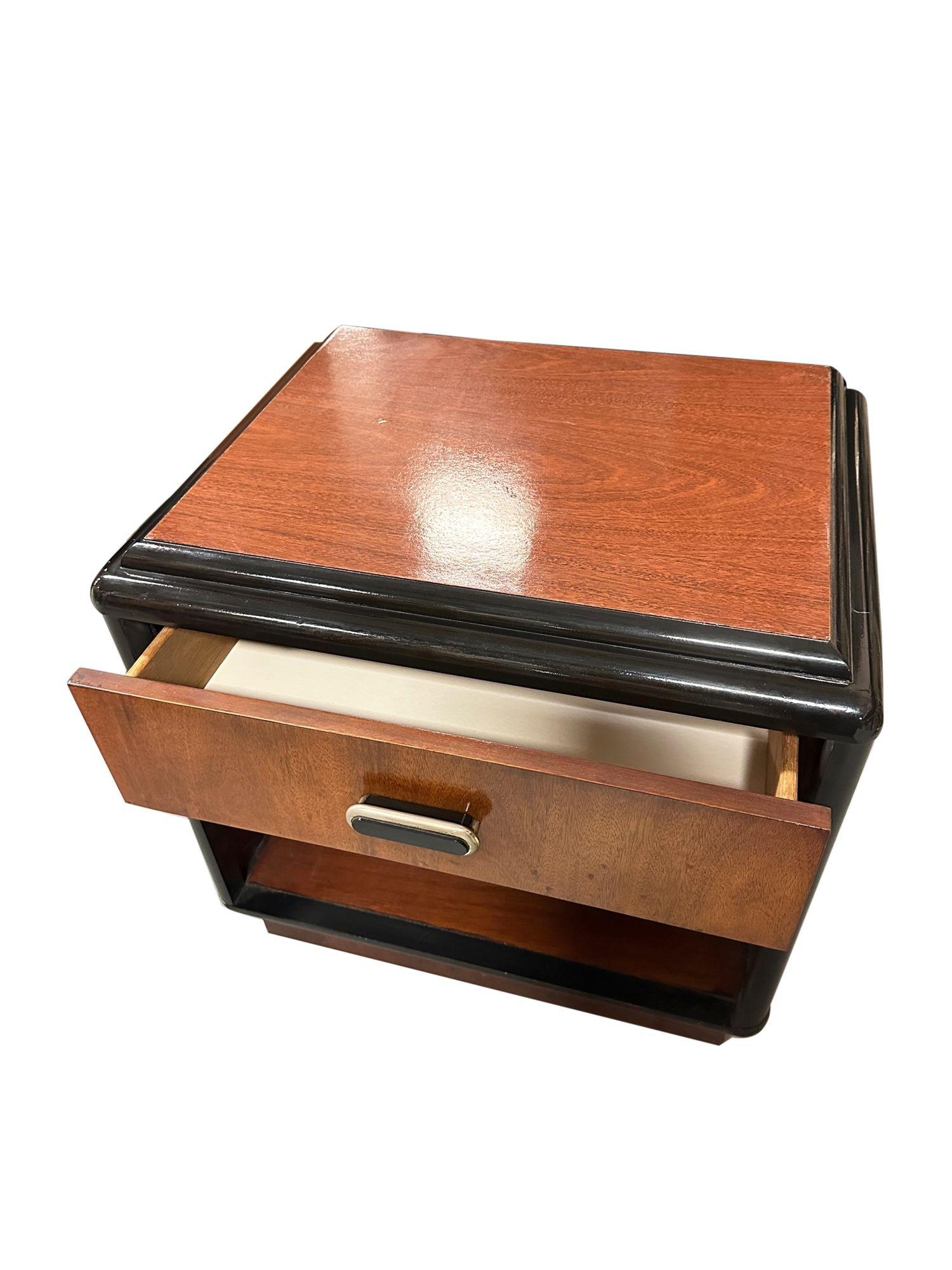 Américain Paire de tables d'appoint à deux tons en cerisier moderne du milieu du siècle avec bords en cascade en vente