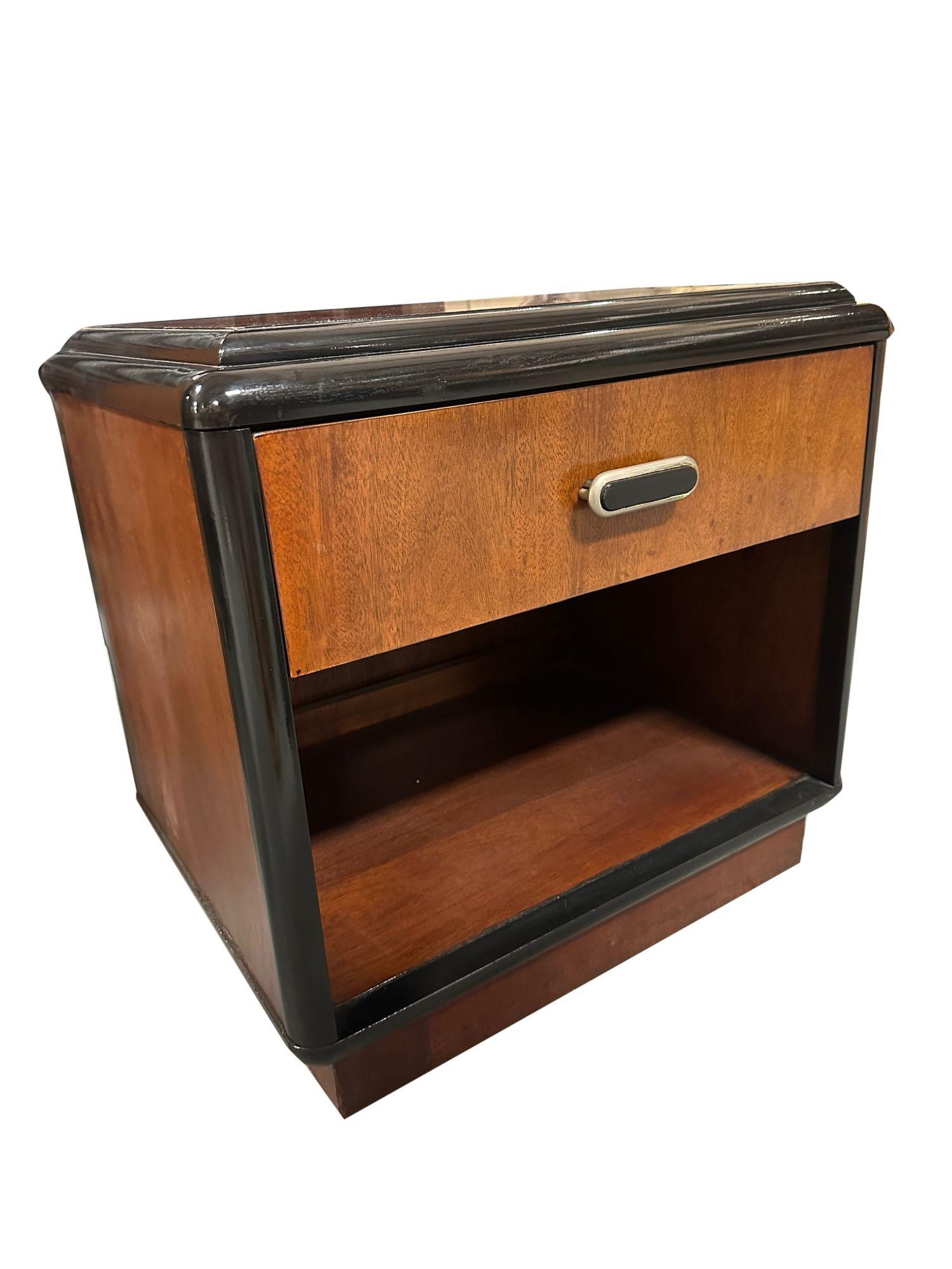 Paire de tables d'appoint à deux tons en cerisier moderne du milieu du siècle avec bords en cascade Excellent état - En vente à Van Nuys, CA