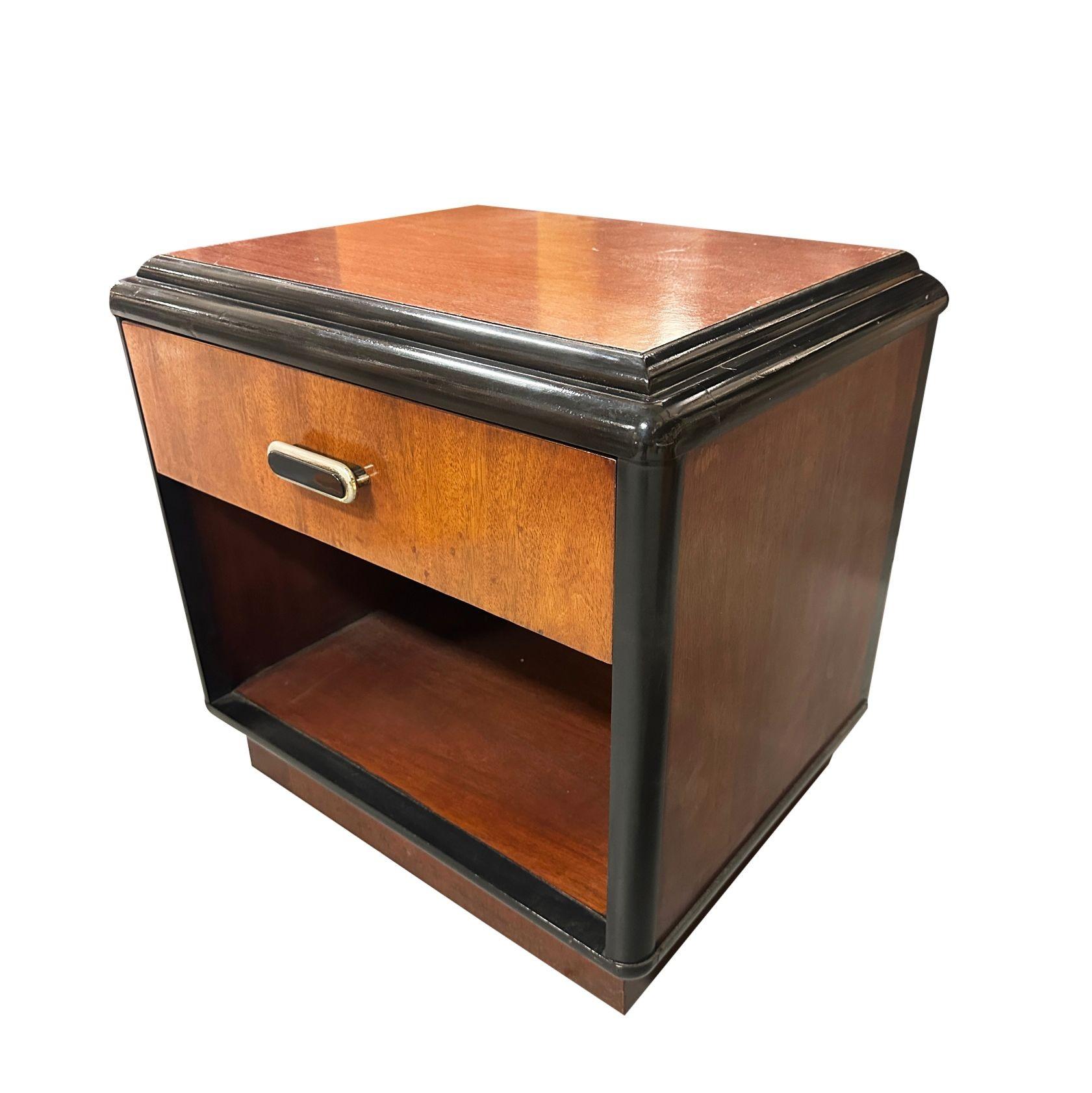 Milieu du XXe siècle Paire de tables d'appoint à deux tons en cerisier moderne du milieu du siècle avec bords en cascade en vente