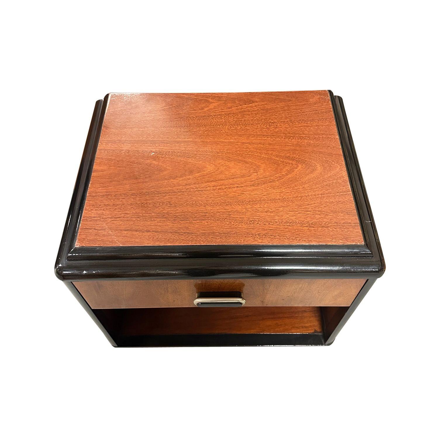 Paire de tables d'appoint à deux tons en cerisier moderne du milieu du siècle avec bords en cascade en vente 1