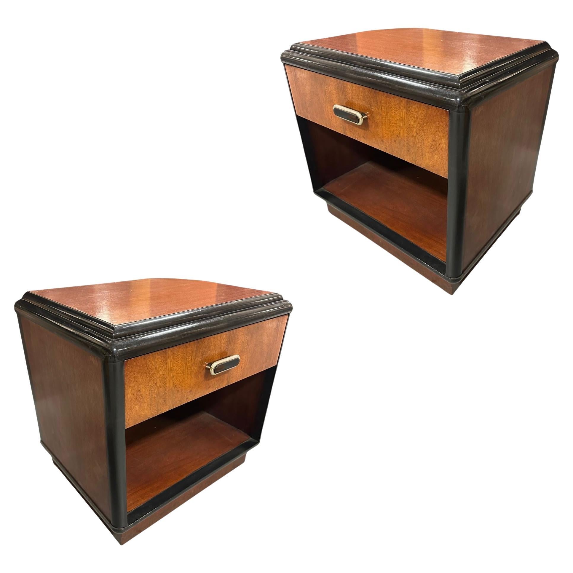 Paire de tables d'appoint à deux tons en cerisier moderne du milieu du siècle avec bords en cascade en vente
