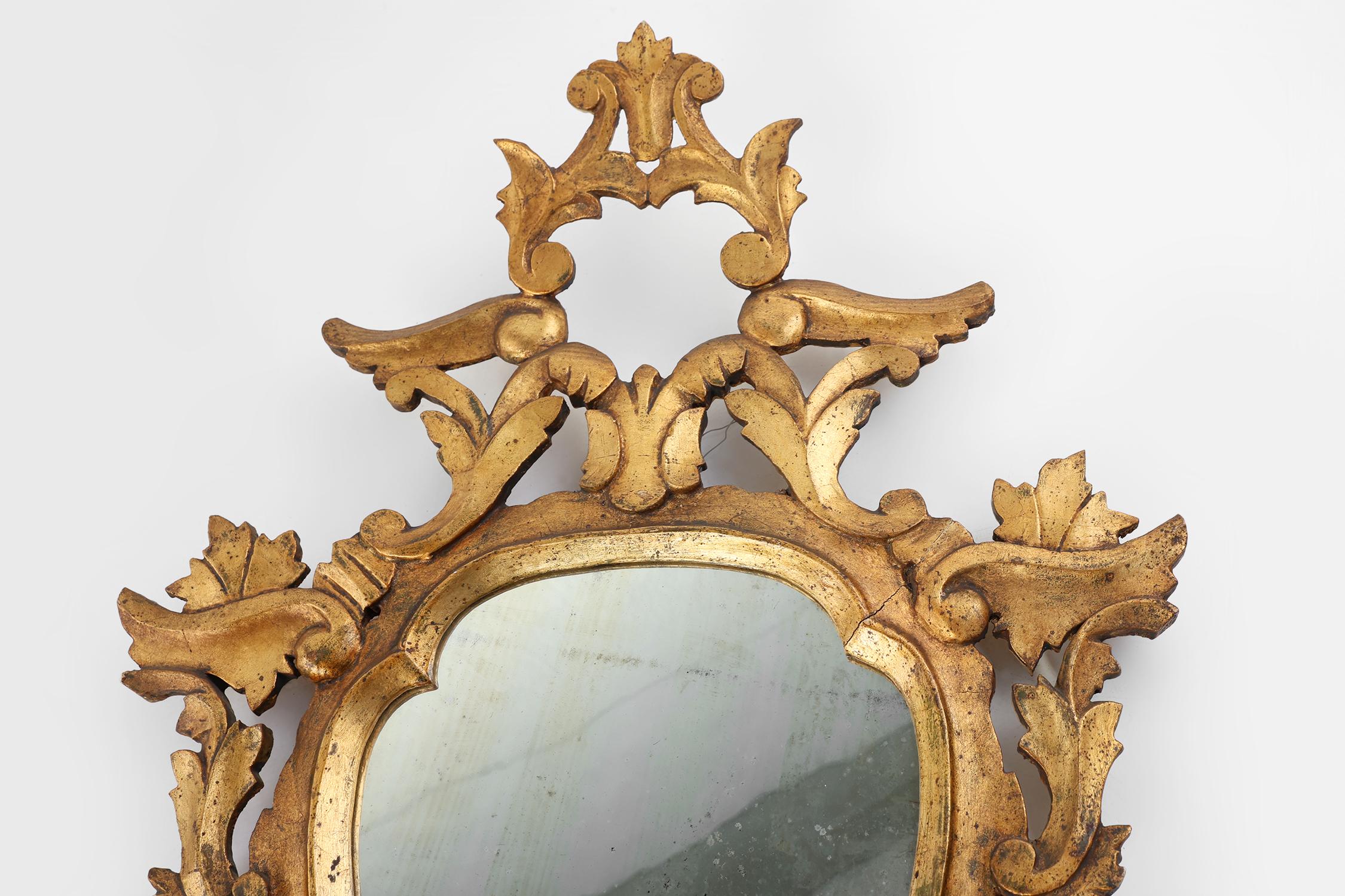 Italien / 1850 / 2 Spiegel / Holz / Barock / Rokoko / Mitte des Jahrhunderts

Ein Paar sehr feine italienische Rokoko geschnitzt und vergoldet Holzspiegel mit Original-Spiegel und schöne Patina. In symmetrischer Form mit Blumen, Rankenwerk und