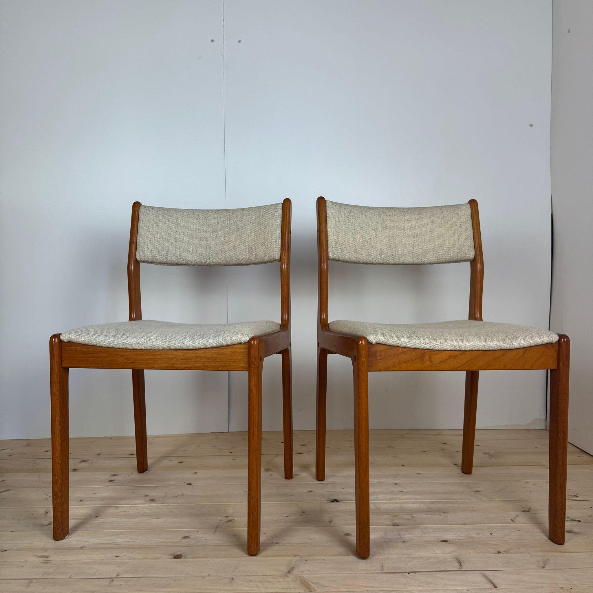 Pareja de dos sillas de comedor blancas y de teca, Dinamarca 1960 Moderno de mediados de siglo en venta