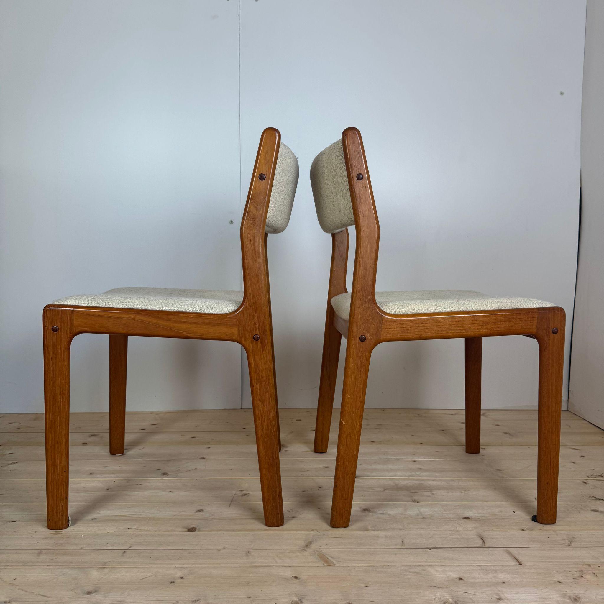 Pareja de dos sillas de comedor blancas y de teca, Dinamarca 1960 Danish en venta