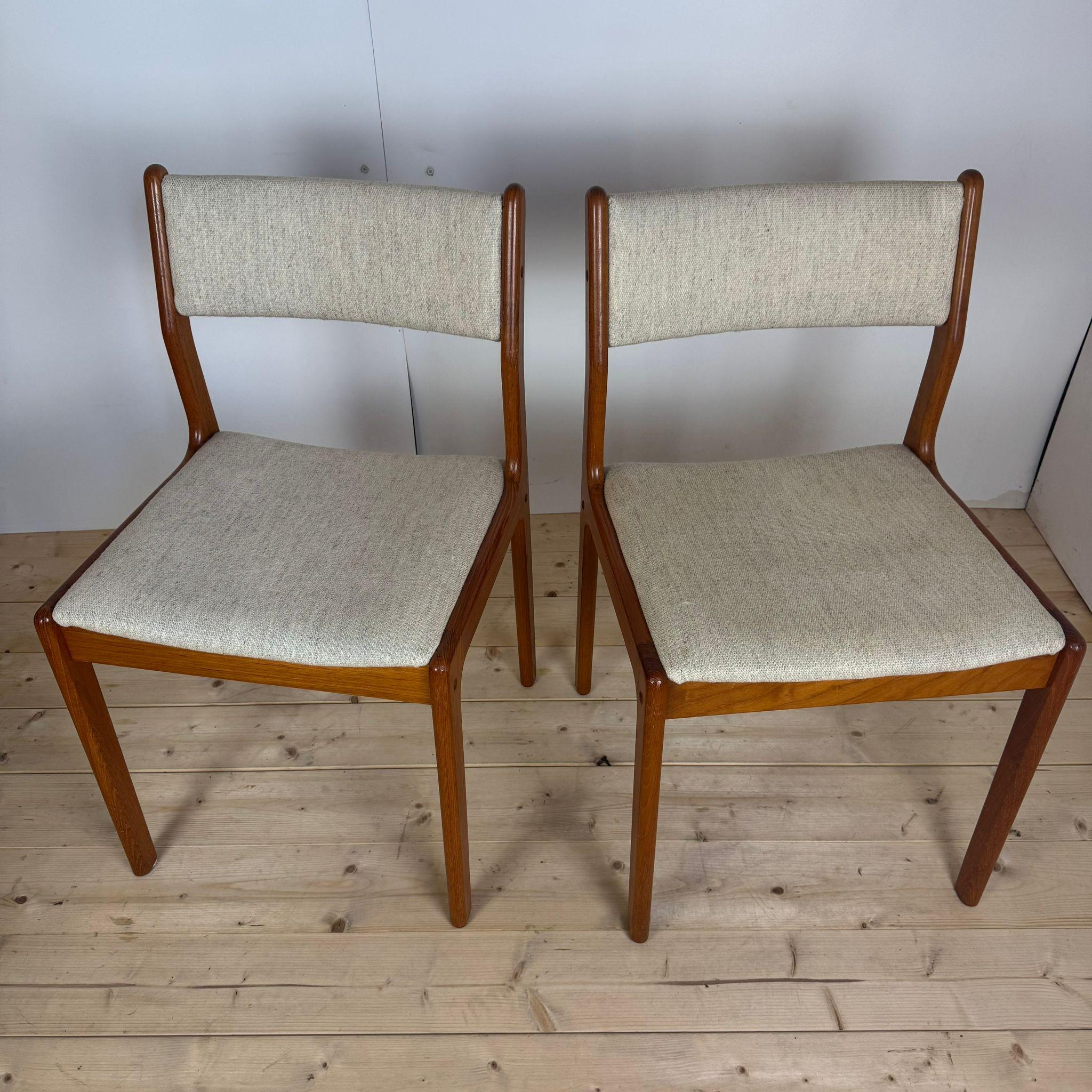 Pareja de dos sillas de comedor blancas y de teca, Dinamarca 1960 en Bueno estado para la venta en Torino, IT