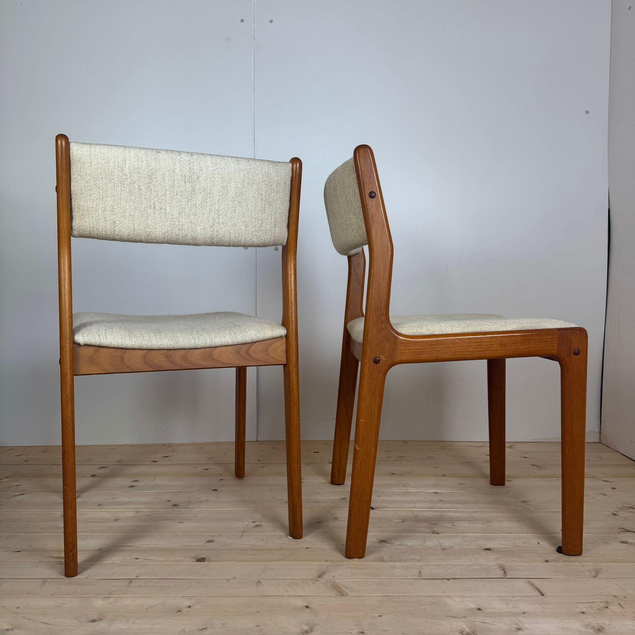 Pareja de dos sillas de comedor blancas y de teca, Dinamarca 1960 Mid-20th Century en venta
