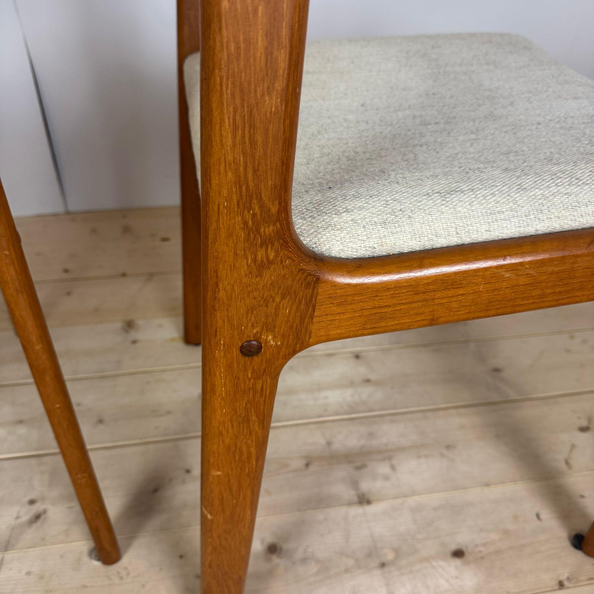 Pareja de dos sillas de comedor blancas y de teca, Dinamarca 1960 en venta 1