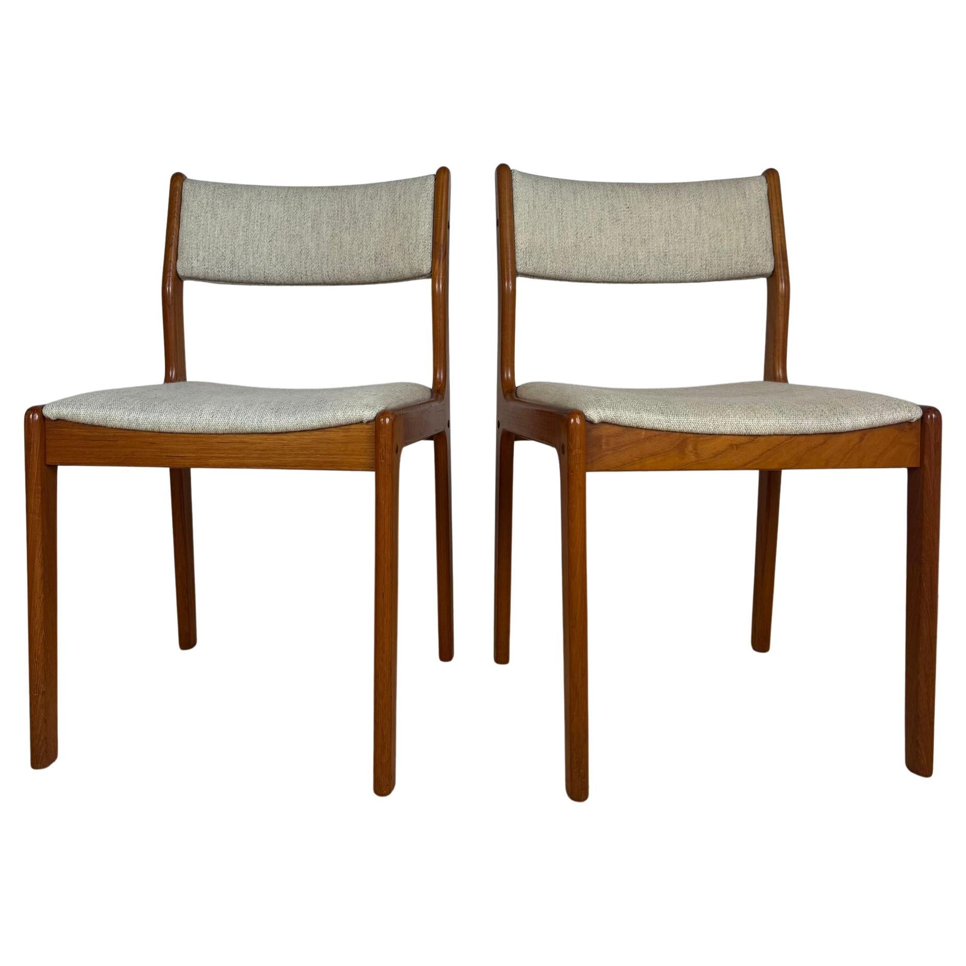Pareja de dos sillas de comedor blancas y de teca, Dinamarca 1960