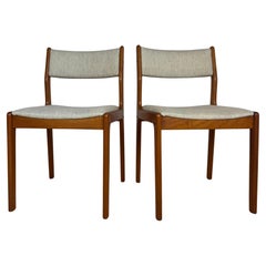 Pareja de dos sillas de comedor blancas y de teca, Dinamarca 1960