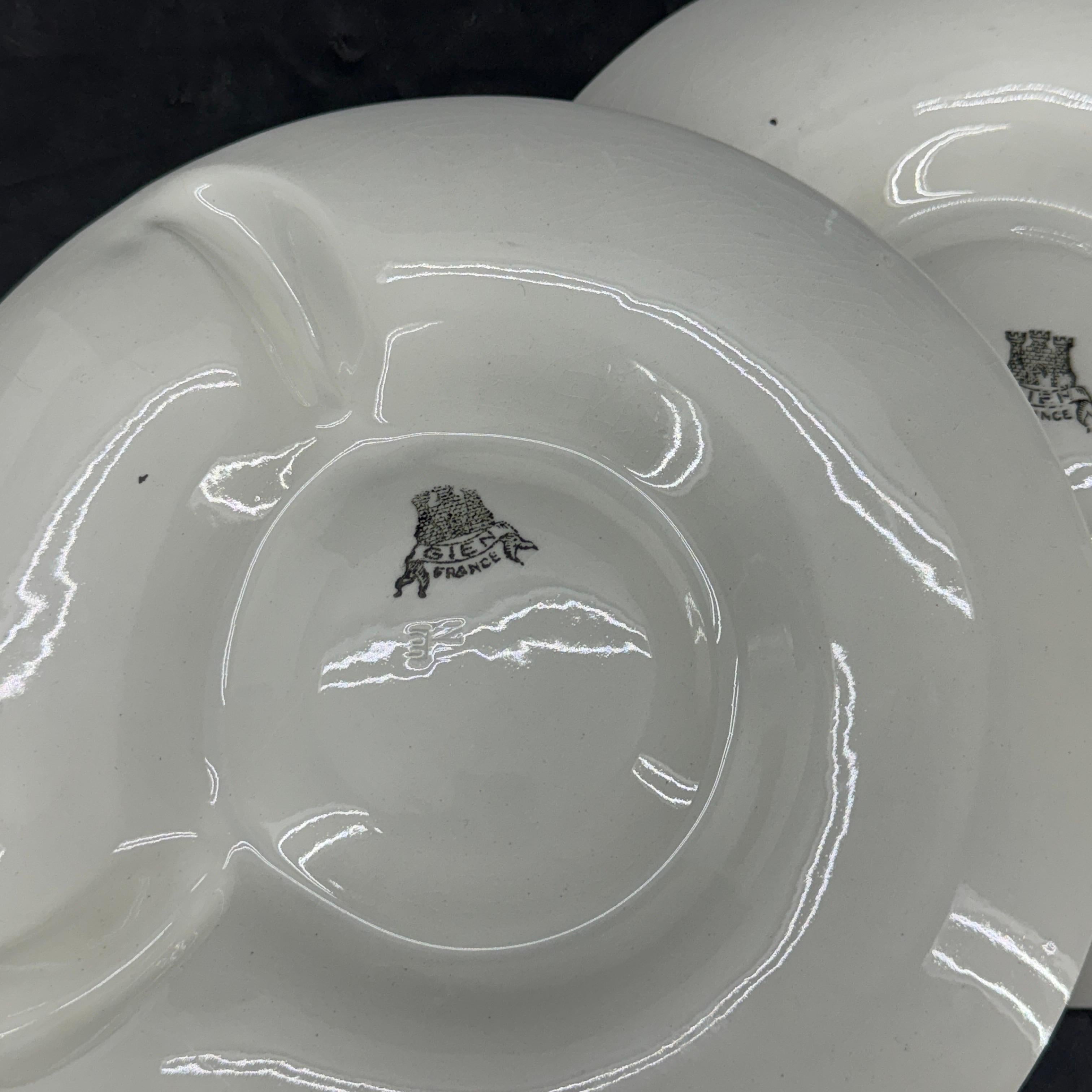 Pareja de dos Platos Alcachofa Gien de loza blanca francesa en venta 2