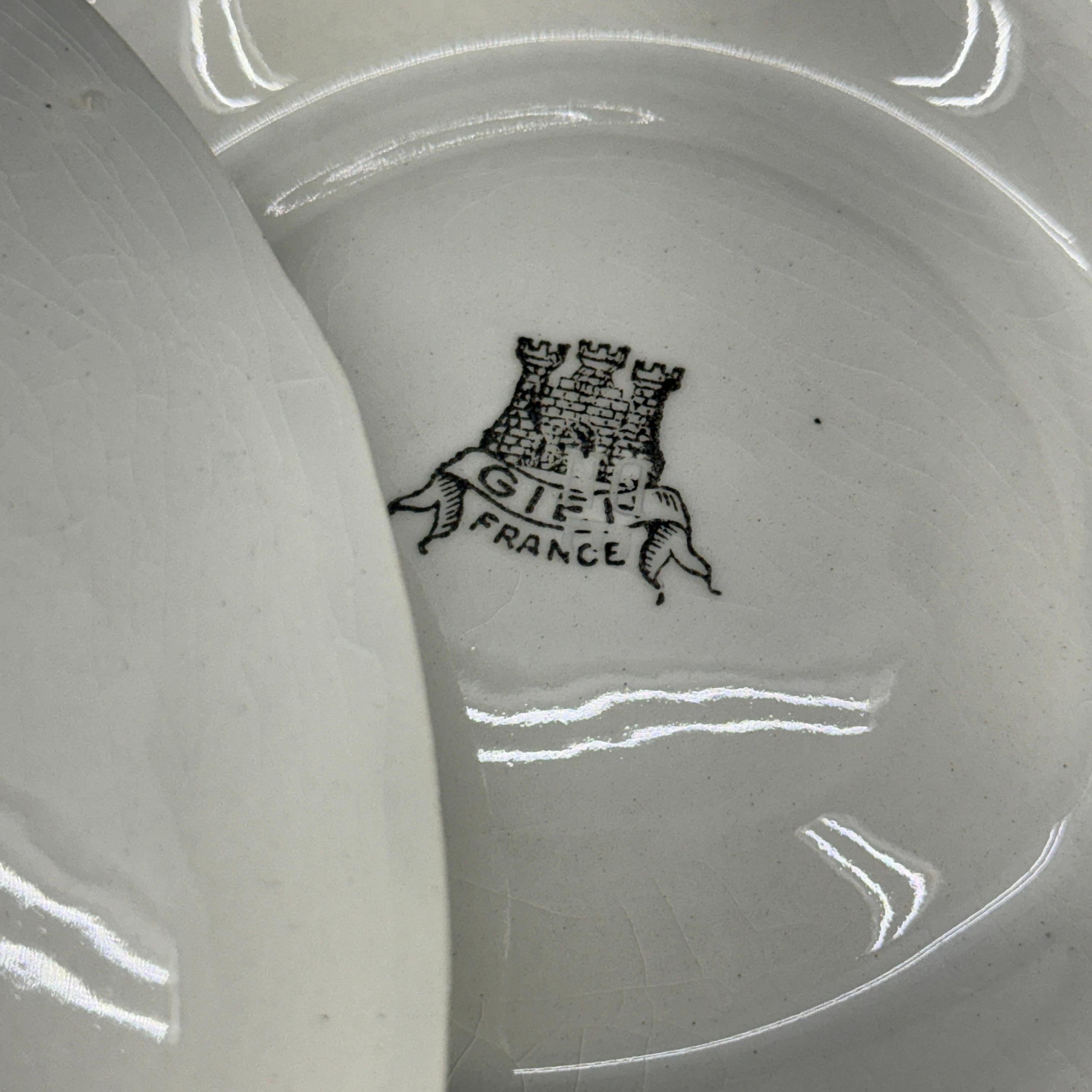 Pareja de dos Platos Alcachofa Gien de loza blanca francesa siglo XX en venta