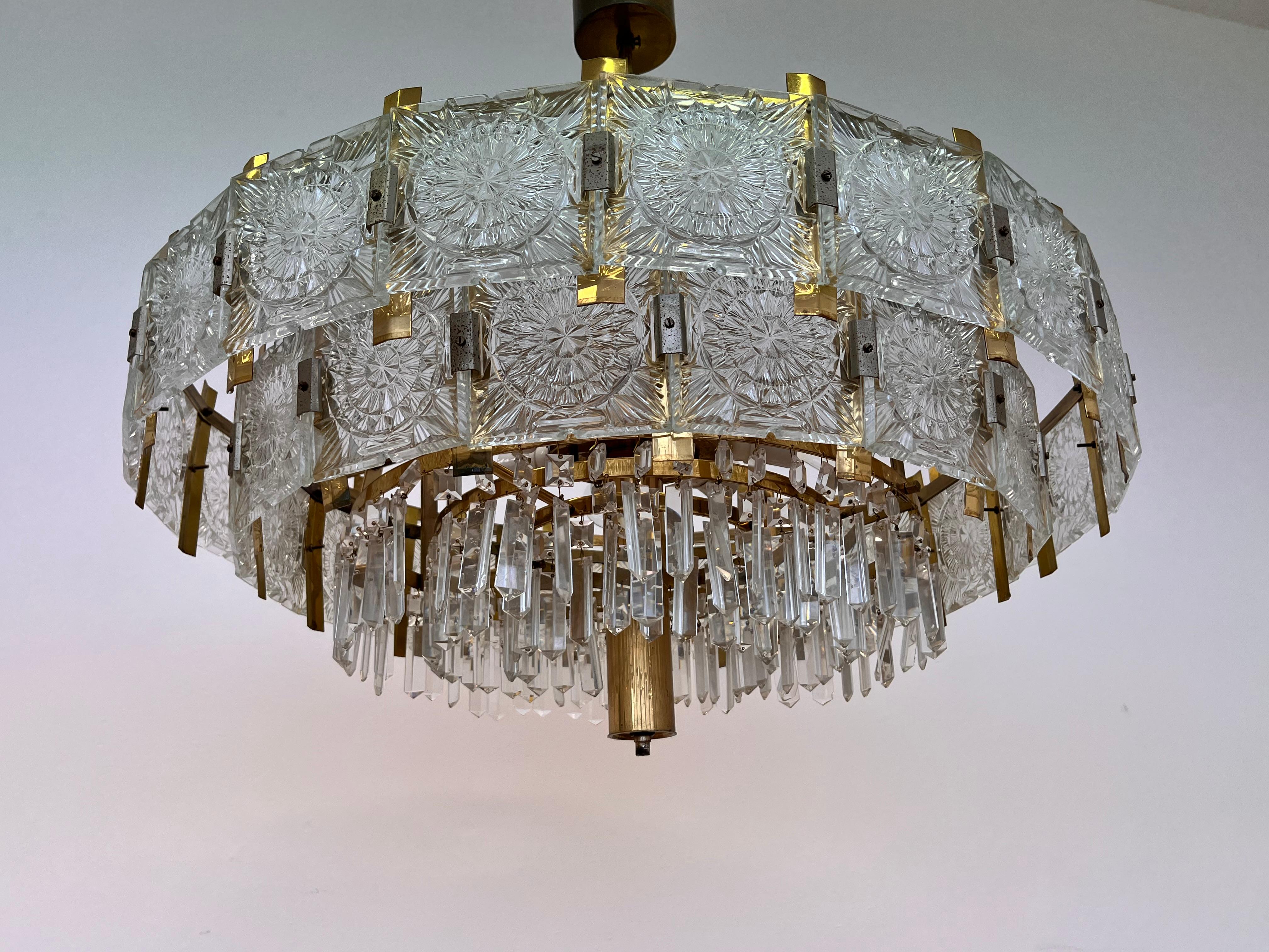 Paar XXL-Kronleuchter aus großem Messingglas von Kamenicky Senov/Preciosa, 1970er Jahre (Moderne der Mitte des Jahrhunderts) im Angebot