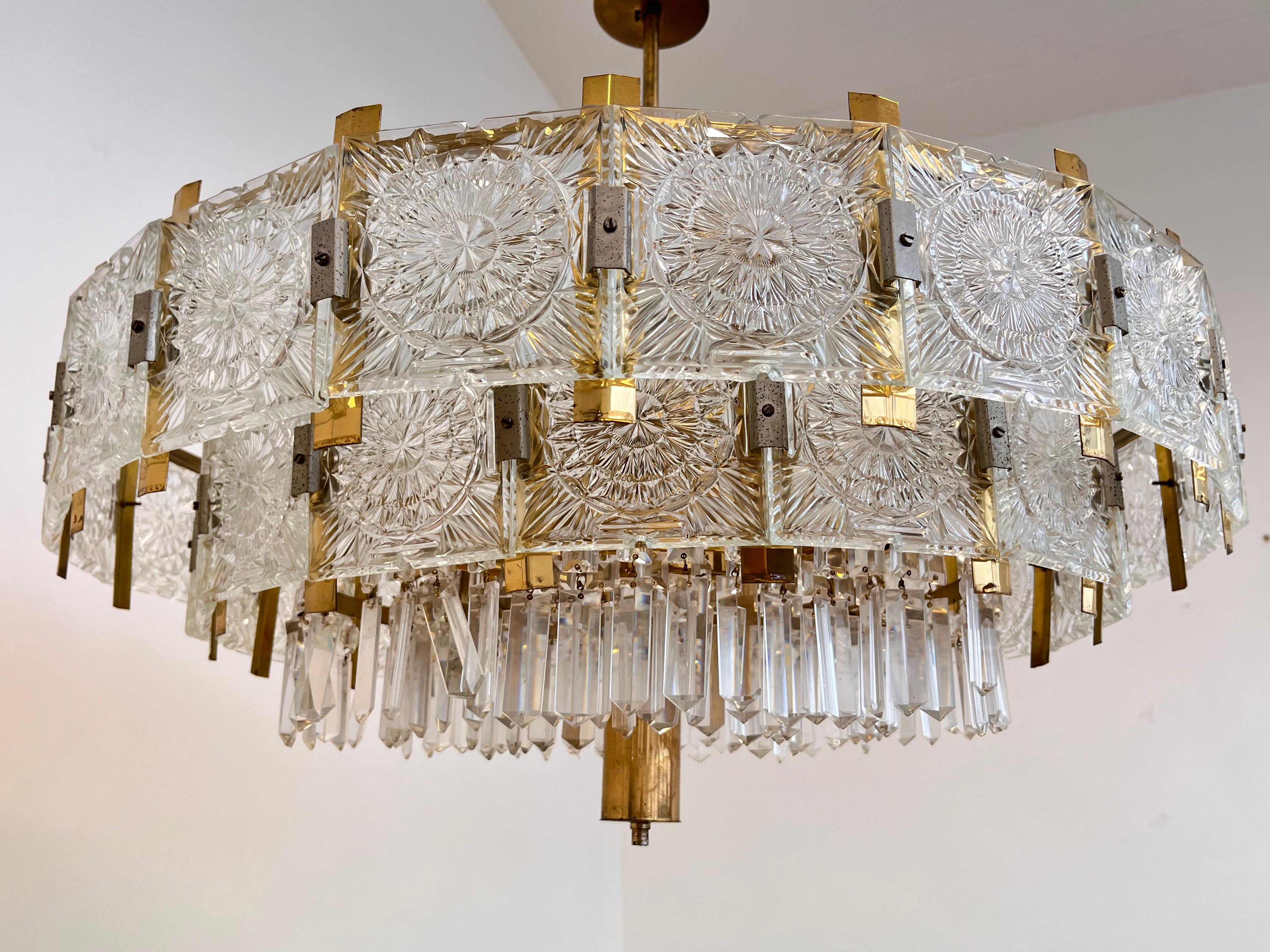 Paar XXL-Kronleuchter aus großem Messingglas von Kamenicky Senov/Preciosa, 1970er Jahre (Ende des 20. Jahrhunderts) im Angebot