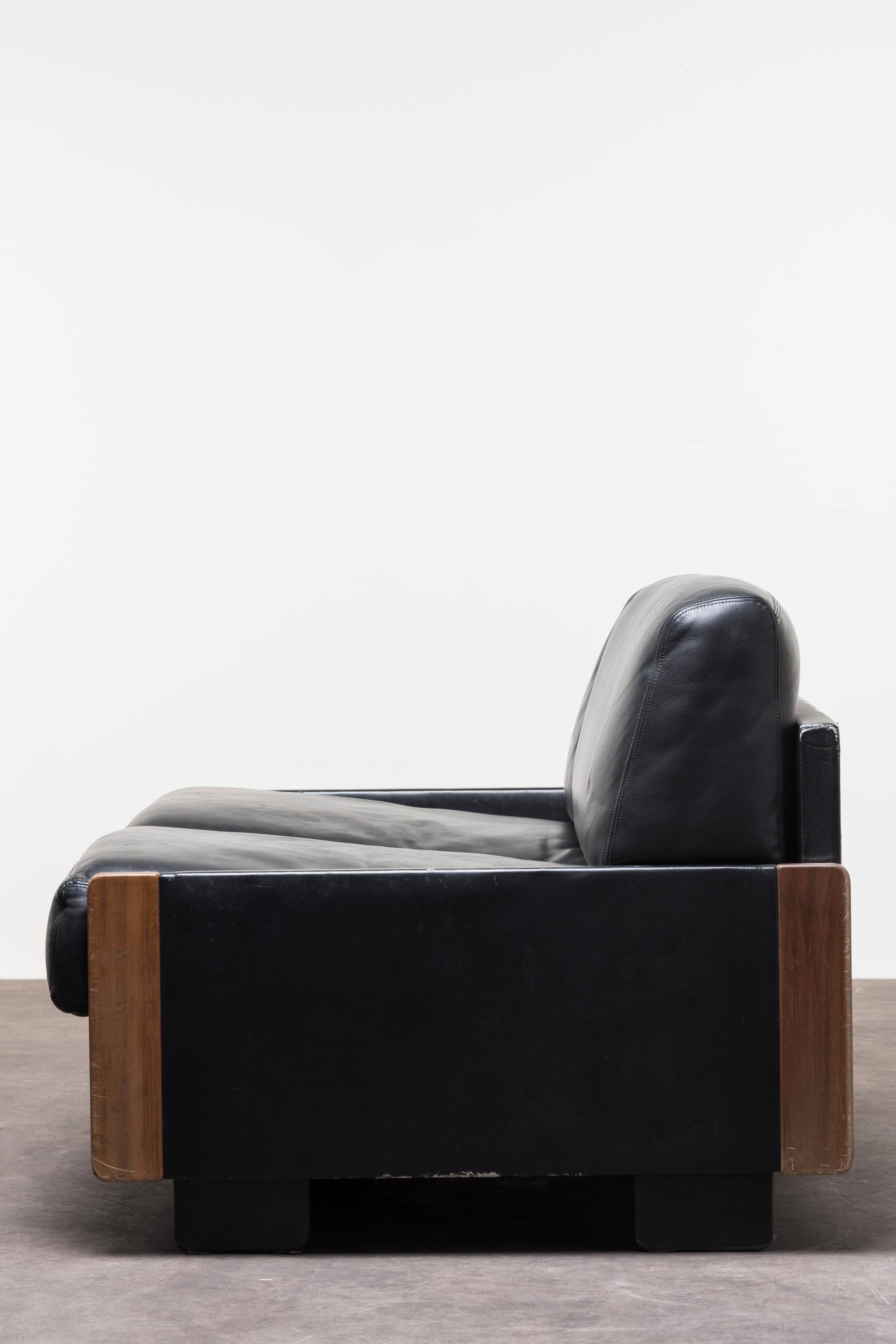 Pair of Two‐Seat Sofas Mod. 920 by Afra & Tobia Scarpa 4