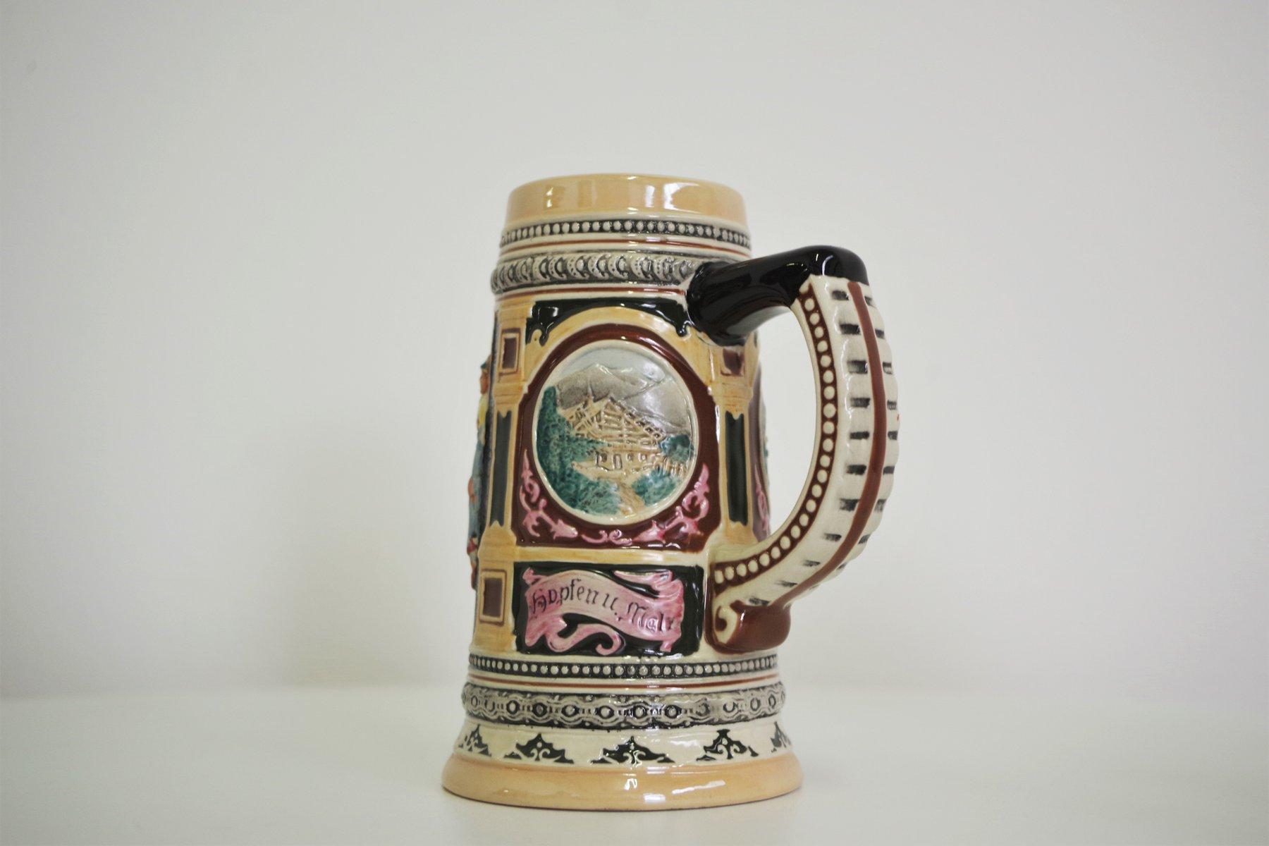 Paire de tasses en porcelaine du Tyrol - 1980 Vintage

Cette charmante paire de tasses en porcelaine tyrolienne des années 1980 apporte une touche d'artisanat alpin traditionnel à votre table. Inspirées des motifs tyroliens classiques, ces tasses